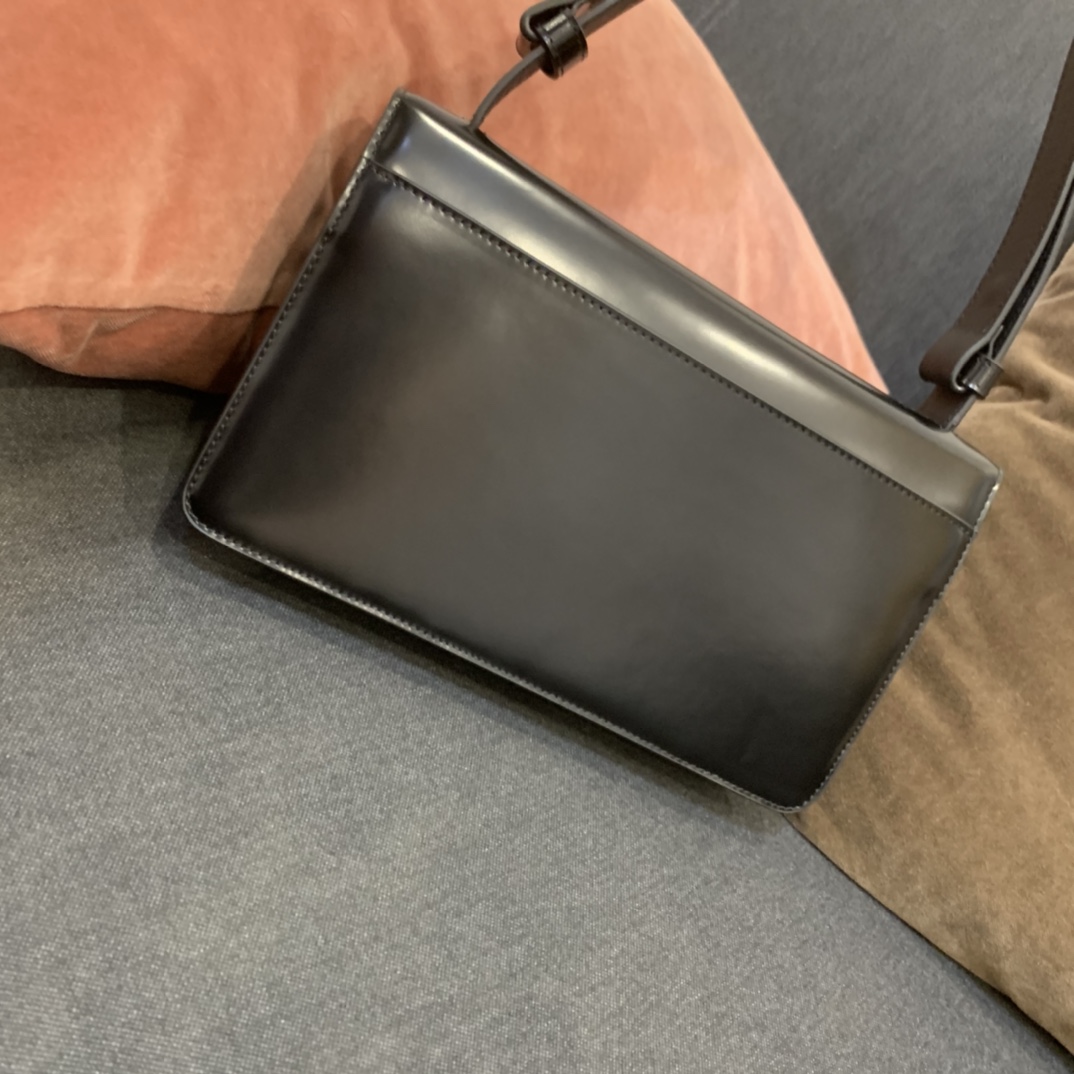 Prada's official new model 1BD321 is made of imported cowhide, with lambskin lining, unique triangle logo, long adjustable shoulder strap, can be