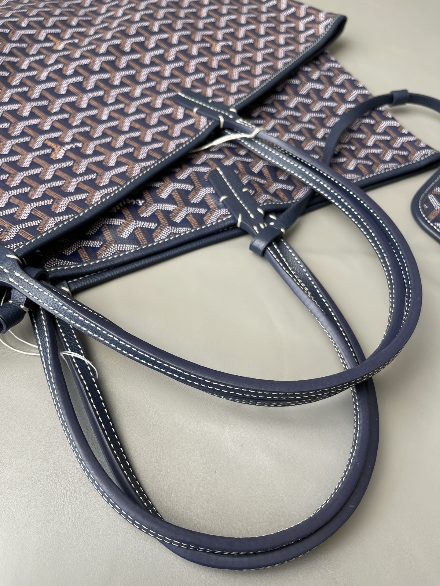 💰大号500 中号480 Goyard 狗牙经典购物袋
深蓝色大/中
大号 底40x16 高33
中号 底35x16 高27
包装】防尘袋 说明书
柜子基础色大号13690,中号8470 ,彩色+++。
专为深爱’狗牙’人群打造,懂货的毫不犹豫就入手。看图细节,每款每色烙印正确编码,跟版一针一线,必须配真皮,绝不马虎!
面料技术再次升级。高密天然雨露棉布,环保技术不漂白,保留自然胚布原色,私家跟版研制的印刷技术,采用进口环保颜料。手感、颜色与柜子几乎没有差别。面料方面O例反应变色、掉色、味道刺鼻、热粘手、冷开裂等问题。老客户回购率百分百。
⚠️不影响二次销售的情况下
七天内可以无理由退换 运费自理
