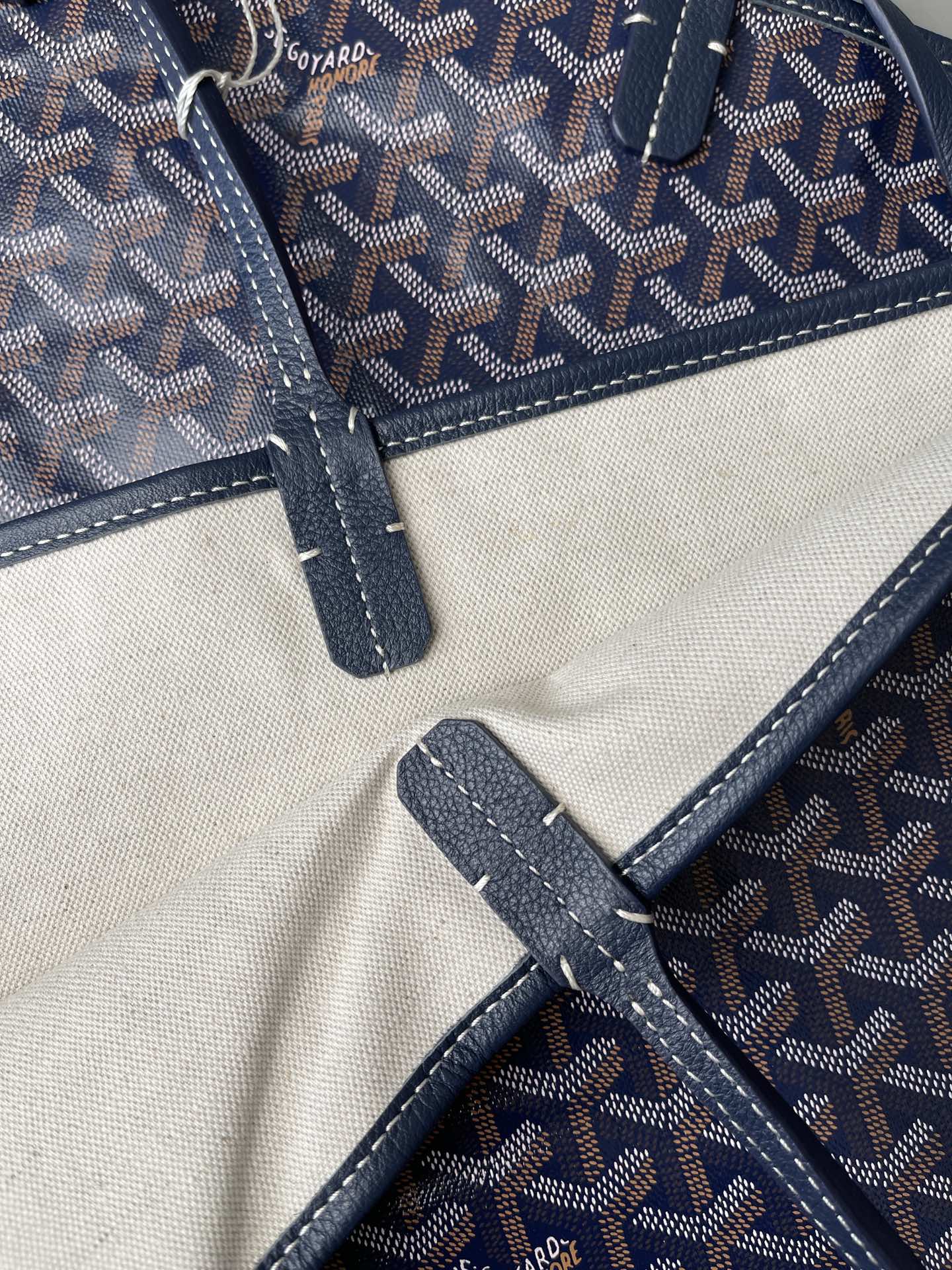 💰大号500 中号480 Goyard 狗牙经典购物袋
深蓝色大/中
大号 底40x16 高33
中号 底35x16 高27
包装】防尘袋 说明书
柜子基础色大号13690,中号8470 ,彩色+++。
专为深爱’狗牙’人群打造,懂货的毫不犹豫就入手。看图细节,每款每色烙印正确编码,跟版一针一线,必须配真皮,绝不马虎!
面料技术再次升级。高密天然雨露棉布,环保技术不漂白,保留自然胚布原色,私家跟版研制的印刷技术,采用进口环保颜料。手感、颜色与柜子几乎没有差别。面料方面O例反应变色、掉色、味道刺鼻、热粘手、冷开裂等问题。老客户回购率百分百。
⚠️不影响二次销售的情况下
七天内可以无理由退换 运费自理