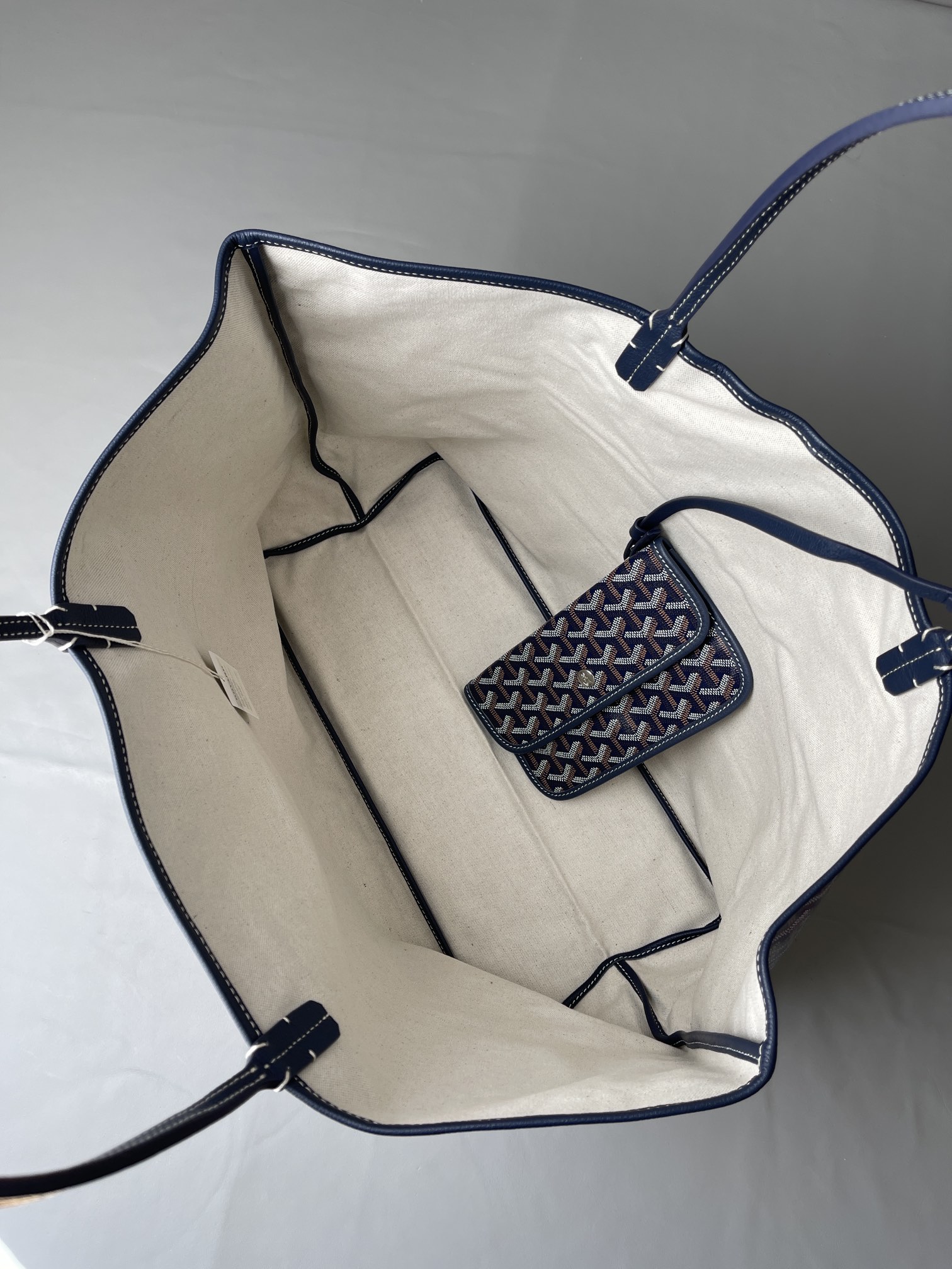 💰大号500 中号480 Goyard 狗牙经典购物袋
深蓝色大/中
大号 底40x16 高33
中号 底35x16 高27
包装】防尘袋 说明书
柜子基础色大号13690,中号8470 ,彩色+++。
专为深爱’狗牙’人群打造,懂货的毫不犹豫就入手。看图细节,每款每色烙印正确编码,跟版一针一线,必须配真皮,绝不马虎!
面料技术再次升级。高密天然雨露棉布,环保技术不漂白,保留自然胚布原色,私家跟版研制的印刷技术,采用进口环保颜料。手感、颜色与柜子几乎没有差别。面料方面O例反应变色、掉色、味道刺鼻、热粘手、冷开裂等问题。老客户回购率百分百。
⚠️不影响二次销售的情况下
七天内可以无理由退换 运费自理