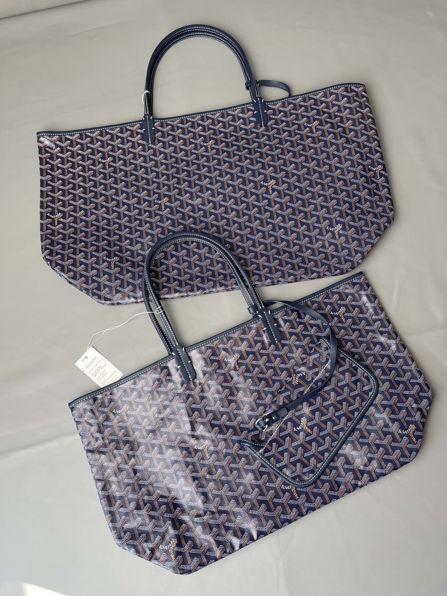 💰大号500 中号480 Goyard 狗牙经典购物袋
深蓝色大/中
大号 底40x16 高33
中号 底35x16 高27
包装】防尘袋 说明书
柜子基础色大号13690,中号8470 ,彩色+++。
专为深爱’狗牙’人群打造,懂货的毫不犹豫就入手。看图细节,每款每色烙印正确编码,跟版一针一线,必须配真皮,绝不马虎!
面料技术再次升级。高密天然雨露棉布,环保技术不漂白,保留自然胚布原色,私家跟版研制的印刷技术,采用进口环保颜料。手感、颜色与柜子几乎没有差别。面料方面O例反应变色、掉色、味道刺鼻、热粘手、冷开裂等问题。老客户回购率百分百。
⚠️不影响二次销售的情况下
七天内可以无理由退换 运费自理