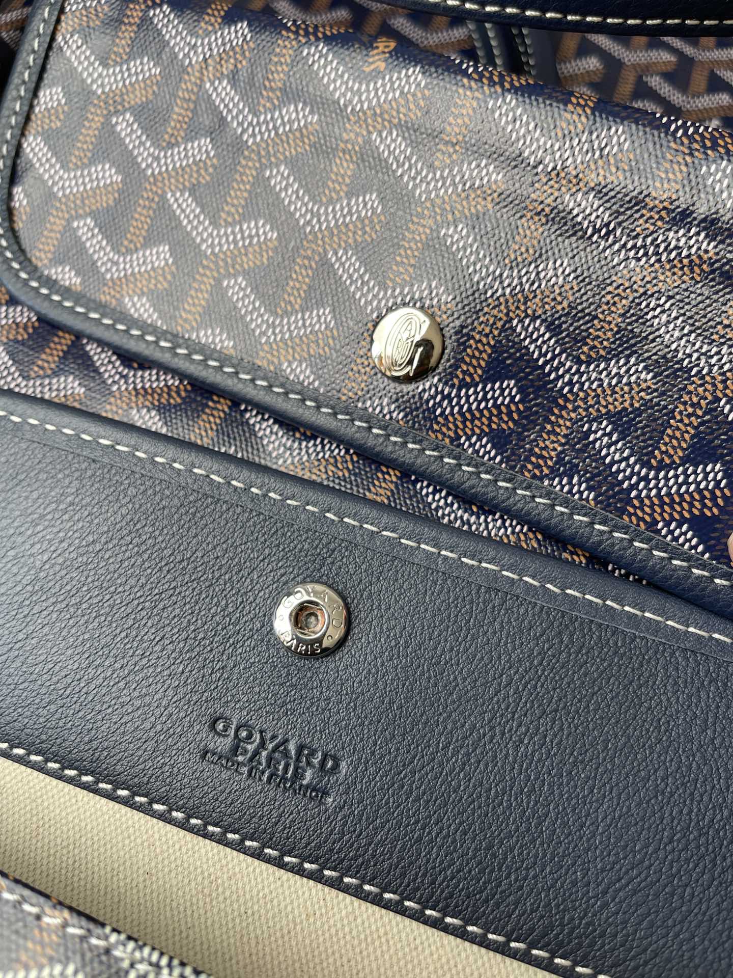 💰大号500 中号480 Goyard 狗牙经典购物袋
深蓝色大/中
大号 底40x16 高33
中号 底35x16 高27
包装】防尘袋 说明书
柜子基础色大号13690,中号8470 ,彩色+++。
专为深爱’狗牙’人群打造,懂货的毫不犹豫就入手。看图细节,每款每色烙印正确编码,跟版一针一线,必须配真皮,绝不马虎!
面料技术再次升级。高密天然雨露棉布,环保技术不漂白,保留自然胚布原色,私家跟版研制的印刷技术,采用进口环保颜料。手感、颜色与柜子几乎没有差别。面料方面O例反应变色、掉色、味道刺鼻、热粘手、冷开裂等问题。老客户回购率百分百。
⚠️不影响二次销售的情况下
七天内可以无理由退换 运费自理