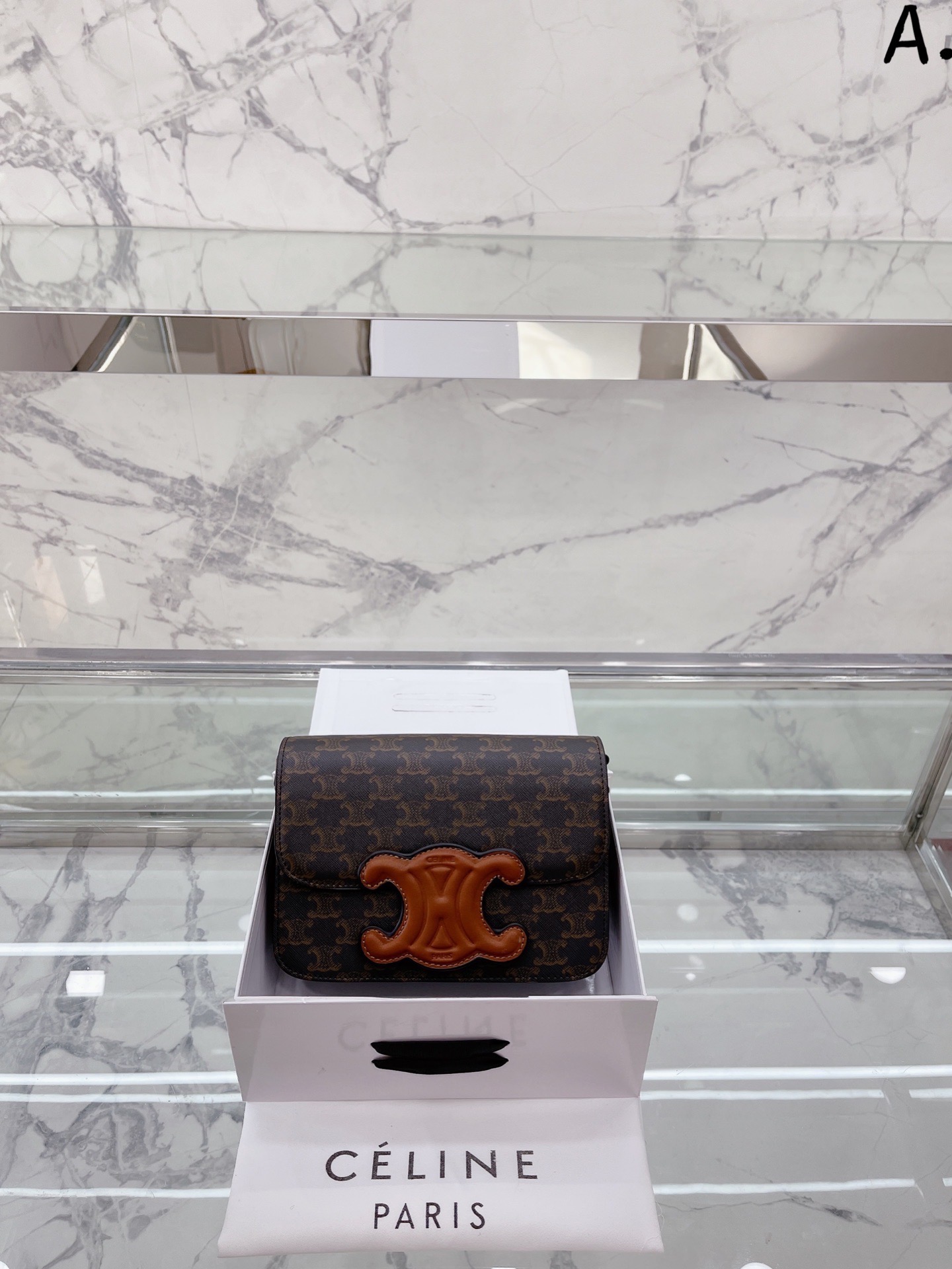 ｜ Celine 赛琳  Box 凯旋门老花  Celine 赛琳  Box豆腐包凯旋门系列 强烈推荐 Triom这款包从诞生之初， 他就是为了方便用户使用而设计， 这在高傲的 Celine 赛琳 款里，是难得的贴心款。  Celine 赛琳  凯旋门是入门的首选。 尺寸 大号 22 16cm