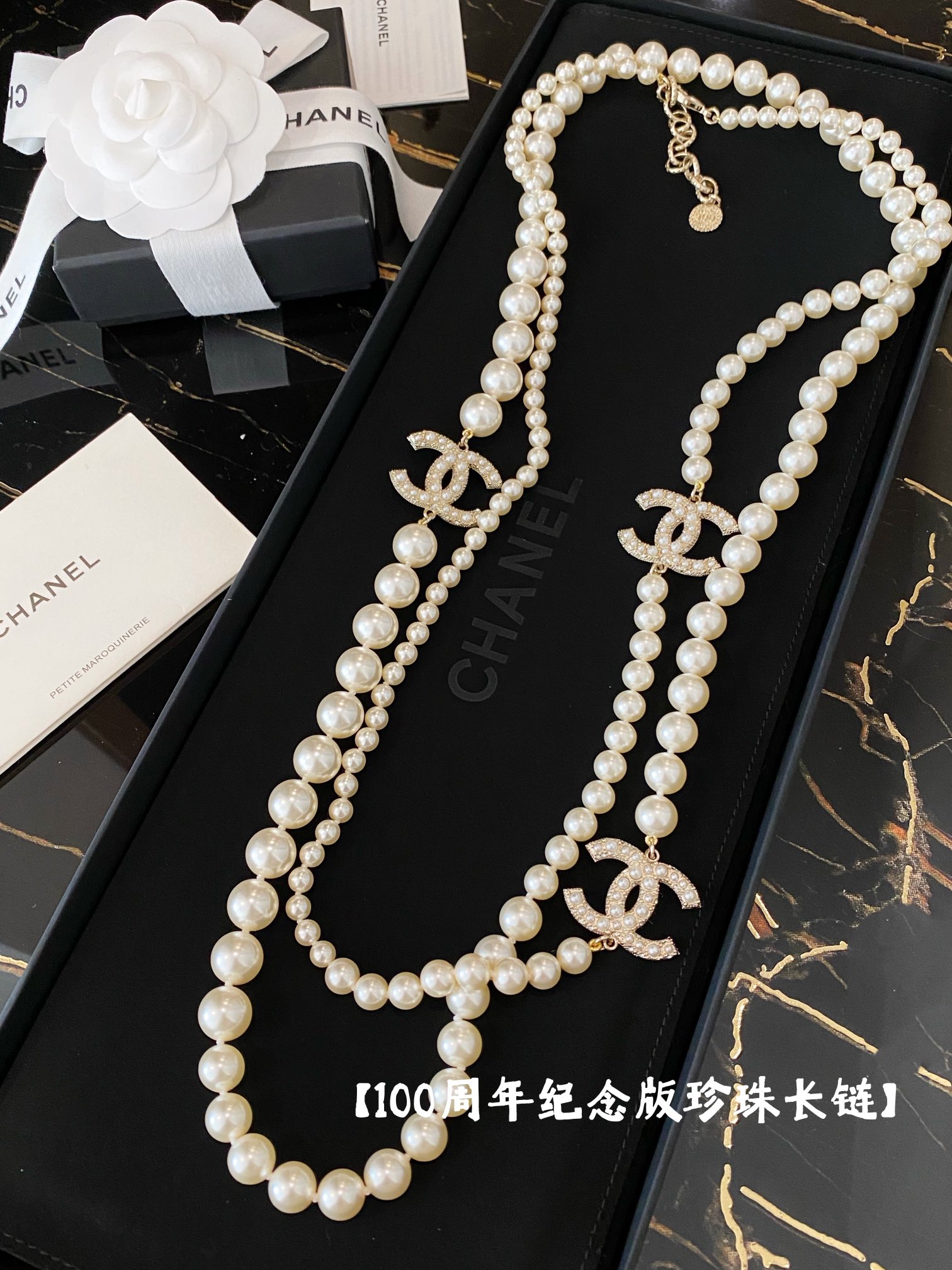 NO:703038,88480【ch@nel Anniversary Edition Pearl Sweater Chain】 ·Real material!  Real stuff!  Swarovski pearls!  Welcome to compare any one!  Very full pearl color, not yellowish, not whitish, full of high-end pearl color ·Three double-C decorations inlaid with different specifications of SHL millet beads + SHL crystal diamonds, full of yourself ·Customized anniversary special double-sided embossed tail chain Highly recommended, ZP 20,000+, if you like pearls, don’t miss this!  Incomparably beautiful, and with a variety of matching effects, the same ZP brass material, customized with particularly rounded pearls, the pattern on the lobster clasp, and the tail extension chain are completely different from the previous ones. All the rings are hand-made and molded one by one, and they are spliced together one by one. Please zoom in and take a look.  The pattern carvings on the sides are very exquisite and super high craftsmanship, and they are super beautiful. No wonder ZP went for a sky-high price of more than 20,000 yuan [呑ya] [呲ya] treasures, pearls, in stock, this is definitely a stunner [strong],, swarovski, sweaters, high-end Cartier jewelry1986090988480【ch@nel 周年纪念版珍珠毛衣链】 ·真材！实料！颗颗施华洛世奇珍珠！欢迎对比任何一家！非常饱满的珍珠色泽,不偏黄,不发白,高级感满满的珠色 ·三个双c装饰镶嵌不同规格shl小米珠+shl水晶钻,自己满满 ·定制周年特别款双面浮雕尾链 重磅推荐,ZP两万+,喜欢珍珠款一定不要错过这个！无敌美的,而且超多种搭配效果,一致ZP黄铜材质,定制出特别圆润的珍珠,龙虾扣上的纹路,,尾部延长链跟以往的完全不同,全部手工一个环一个换自己倒模做在一个一个拼接上去,宝们放大来看上边的花纹纹路雕刻,非常的精美超高工艺,而且超美,难怪ZP去到两万多的天价[呲牙][呲牙]宝们,珍珠,现货,这个绝对是尤物[强],,swarovski,sweaters,卡迪亚高端饰品,Jewelry