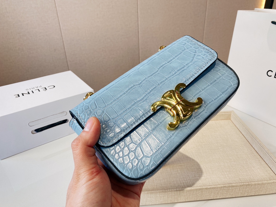 Celine 赛琳 Box 凯旋门豆腐包。大家都知道C家换了设计师 ，这次和旧款的最大不同之处在于锁扣，20s早春走秀款 将复古元素与一向拿手的利落线条完美结合 焕发出全新的动人魅力 尺寸20*12折叠礼盒包装