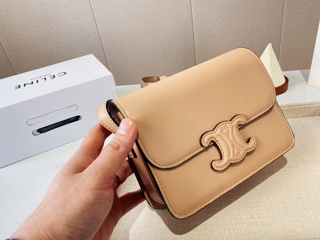 Celine 赛琳 Box 凯旋门豆腐包。大家都知道C家换了设计师 ，这次和旧款的最大不同之处在于锁扣，20s早春走秀款 将复古元素与一向拿手的利落线条完美结合 焕发出全新的动人魅力 尺寸19*14折叠礼盒包装