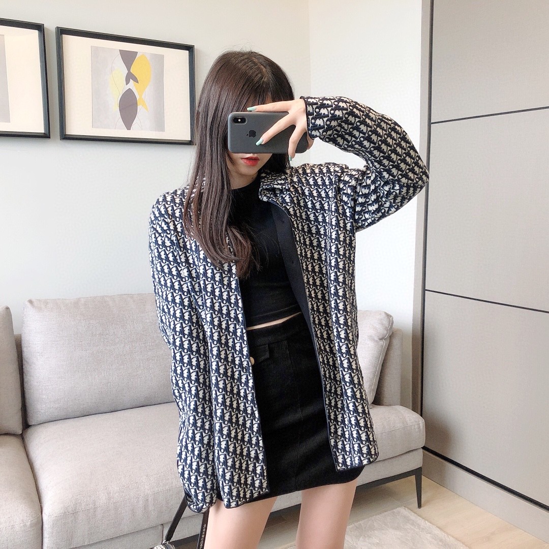 情侣款！！！难怪最近不够卖呢，原来明星小姐姐杨采钰在穿这款男生女生穿上都很飒👍👍！