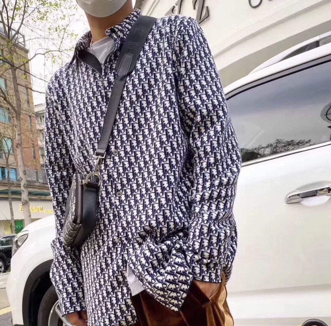情侣款！！！难怪最近不够卖呢，原来明星小姐姐杨采钰在穿这款男生女生穿上都很飒👍👍！