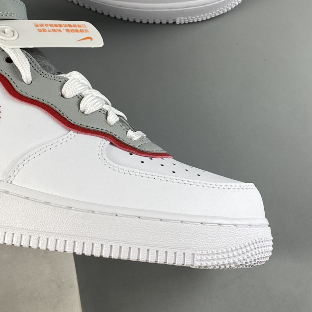 P240 NIKE Air Force 1’07 QS 运动板鞋灰白红 DH7451-100