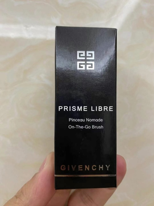 Givenchy Prisme Libre On-The-Go Brush - Nomade Face Powder Brush 1 Givenchy Prisme Libre On-The-Go Brush - Nomade Face Powder Brush