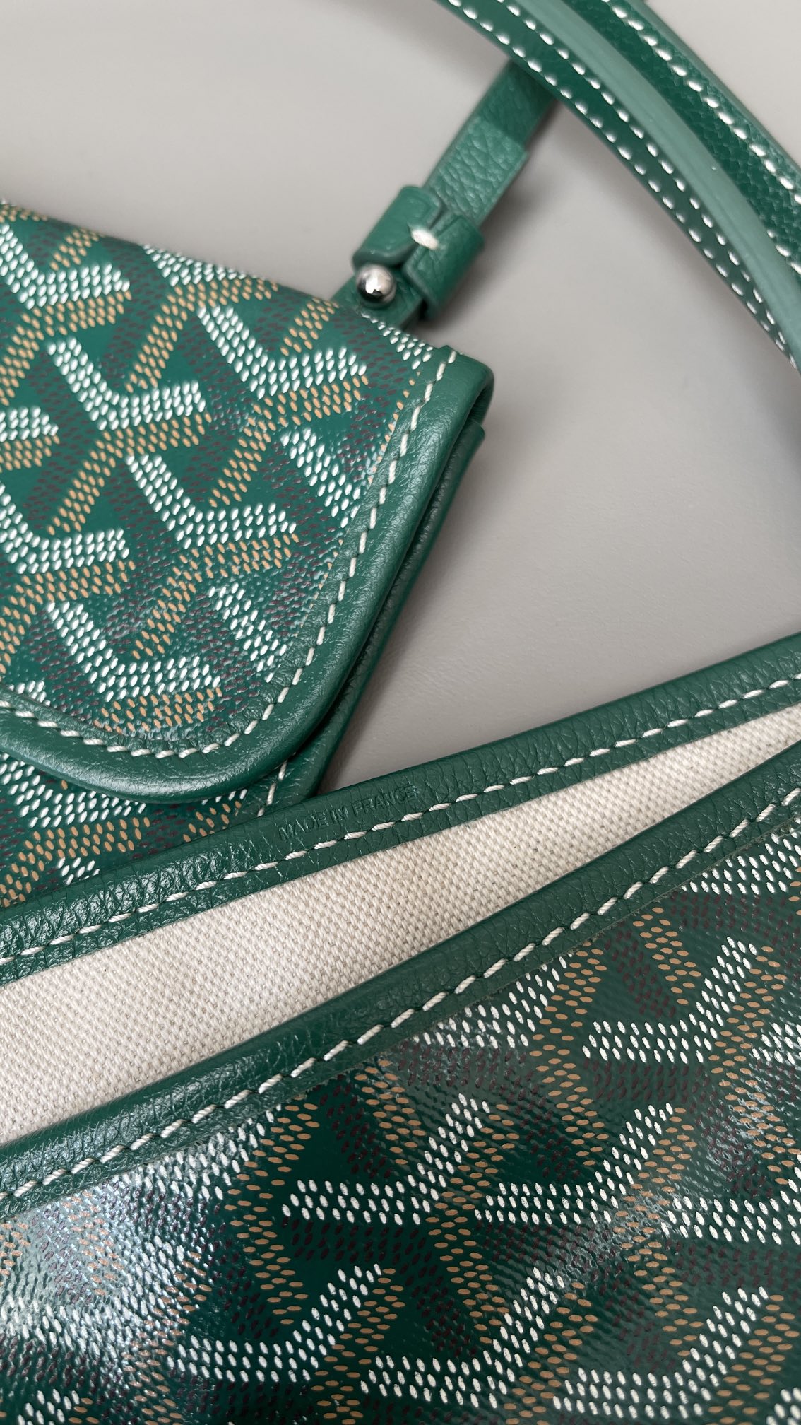 P 大号500 中号480 狗牙经典购物袋 
绿色大/中

大号 底40x16 高33
中号 底35x16 高27
包装】防尘袋 说明书

柜子基础色大号13690，中号8470 ，彩色+++。

专为深爱’狗牙’人群打造，懂货的毫不犹豫就入手。看图细节，每款每色烙印正确编码，跟版一针一线，绝不马虎！

面料技术再次升级。高密天然雨露棉布，环保技术不漂白，保留自然胚布原色，私家跟版研制的印刷技术，采用进口环保颜料。手感、颜色与柜子几乎没有差别。面料方面O例反应变色、掉色、味道刺鼻、热粘手、冷开裂等问题。老客户回购率百分百。

⚠️不影响二次销售的情况下
七天内可以无理由退换 运费自理