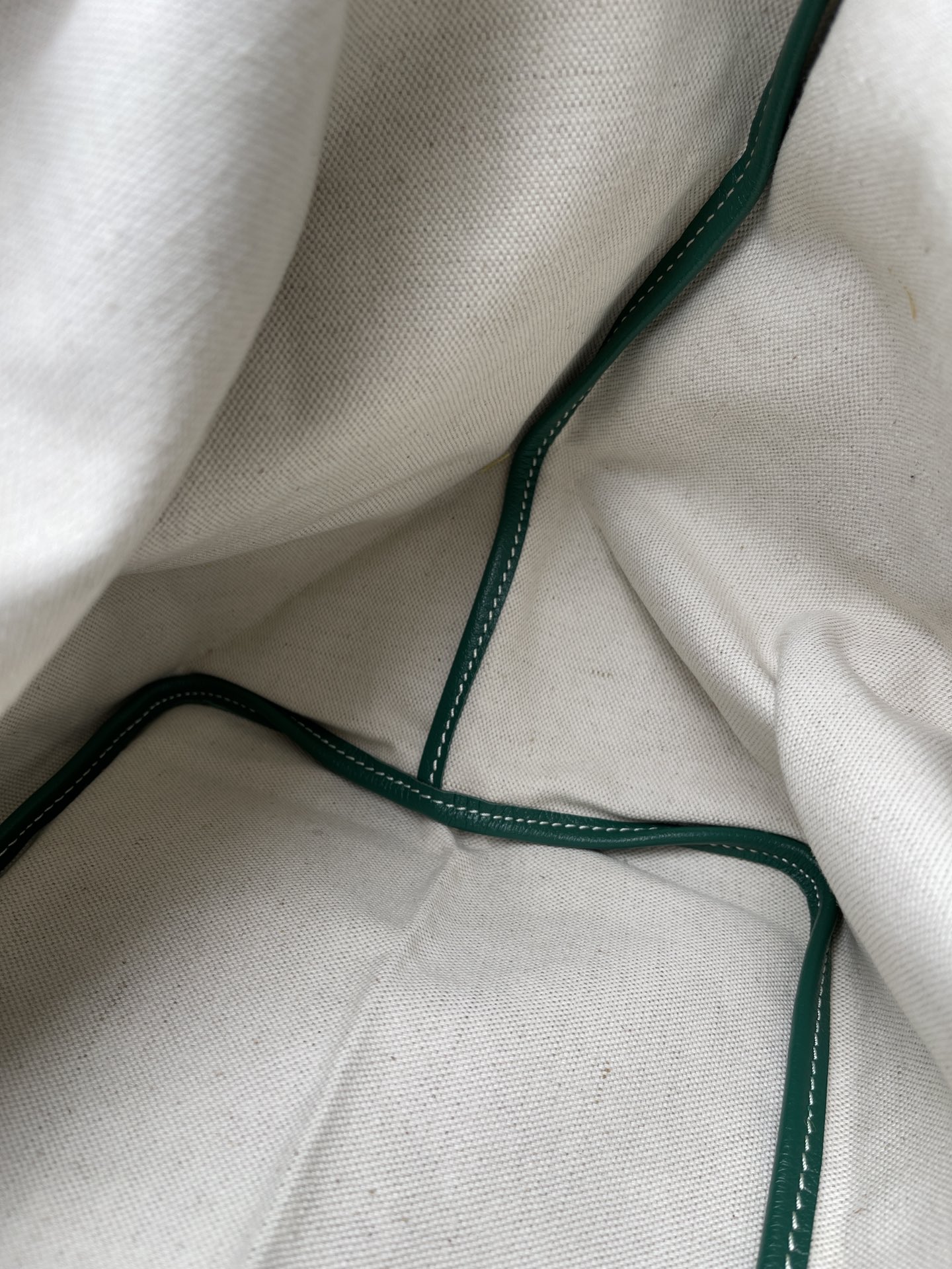 P 大号500 中号480 狗牙经典购物袋 
绿色大/中

大号 底40x16 高33
中号 底35x16 高27
包装】防尘袋 说明书

柜子基础色大号13690，中号8470 ，彩色+++。

专为深爱’狗牙’人群打造，懂货的毫不犹豫就入手。看图细节，每款每色烙印正确编码，跟版一针一线，绝不马虎！

面料技术再次升级。高密天然雨露棉布，环保技术不漂白，保留自然胚布原色，私家跟版研制的印刷技术，采用进口环保颜料。手感、颜色与柜子几乎没有差别。面料方面O例反应变色、掉色、味道刺鼻、热粘手、冷开裂等问题。老客户回购率百分百。

⚠️不影响二次销售的情况下
七天内可以无理由退换 运费自理