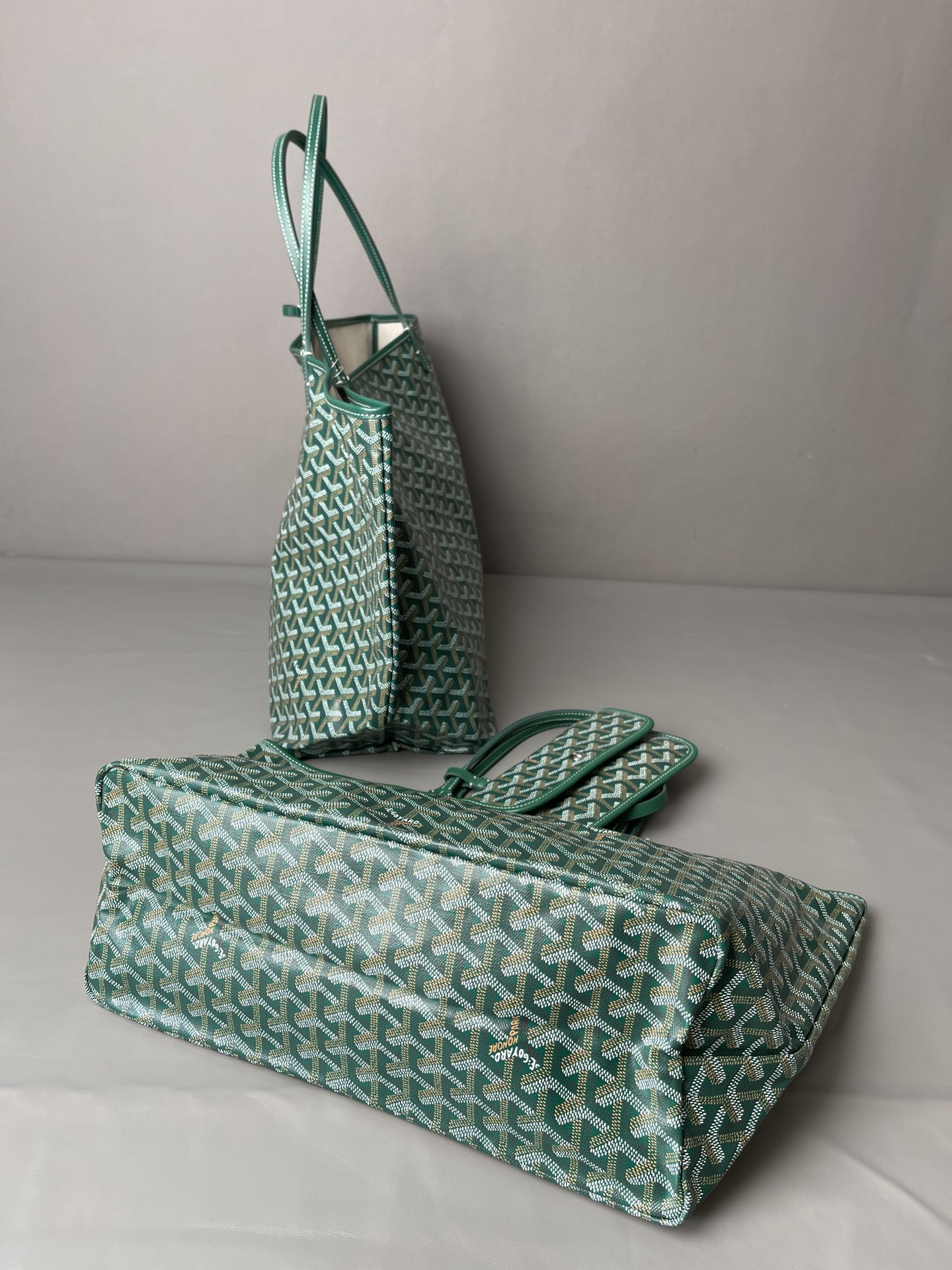 P 大号500 中号480 狗牙经典购物袋 
绿色大/中

大号 底40x16 高33
中号 底35x16 高27
包装】防尘袋 说明书

柜子基础色大号13690，中号8470 ，彩色+++。

专为深爱’狗牙’人群打造，懂货的毫不犹豫就入手。看图细节，每款每色烙印正确编码，跟版一针一线，绝不马虎！

面料技术再次升级。高密天然雨露棉布，环保技术不漂白，保留自然胚布原色，私家跟版研制的印刷技术，采用进口环保颜料。手感、颜色与柜子几乎没有差别。面料方面O例反应变色、掉色、味道刺鼻、热粘手、冷开裂等问题。老客户回购率百分百。

⚠️不影响二次销售的情况下
七天内可以无理由退换 运费自理