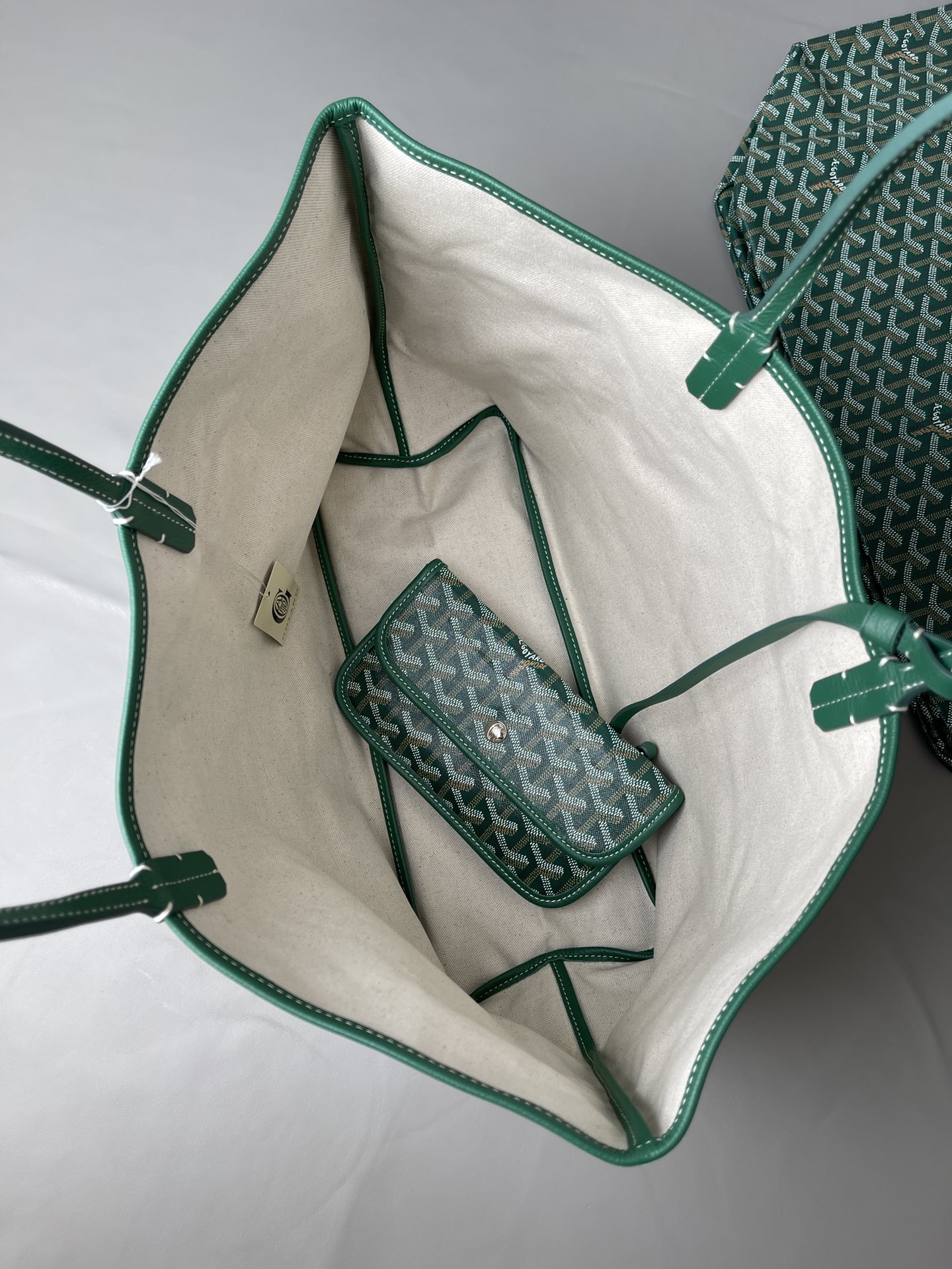 P 大号500 中号480 狗牙经典购物袋 
绿色大/中

大号 底40x16 高33
中号 底35x16 高27
包装】防尘袋 说明书

柜子基础色大号13690，中号8470 ，彩色+++。

专为深爱’狗牙’人群打造，懂货的毫不犹豫就入手。看图细节，每款每色烙印正确编码，跟版一针一线，绝不马虎！

面料技术再次升级。高密天然雨露棉布，环保技术不漂白，保留自然胚布原色，私家跟版研制的印刷技术，采用进口环保颜料。手感、颜色与柜子几乎没有差别。面料方面O例反应变色、掉色、味道刺鼻、热粘手、冷开裂等问题。老客户回购率百分百。

⚠️不影响二次销售的情况下
七天内可以无理由退换 运费自理