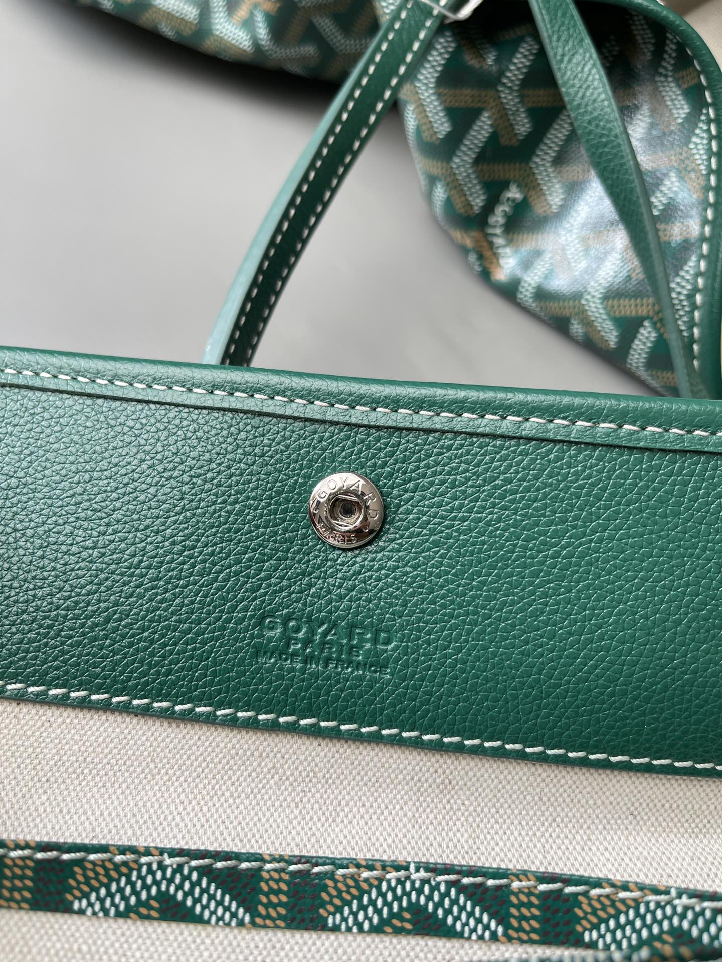 P 大号500 中号480 狗牙经典购物袋 
绿色大/中

大号 底40x16 高33
中号 底35x16 高27
包装】防尘袋 说明书

柜子基础色大号13690，中号8470 ，彩色+++。

专为深爱’狗牙’人群打造，懂货的毫不犹豫就入手。看图细节，每款每色烙印正确编码，跟版一针一线，绝不马虎！

面料技术再次升级。高密天然雨露棉布，环保技术不漂白，保留自然胚布原色，私家跟版研制的印刷技术，采用进口环保颜料。手感、颜色与柜子几乎没有差别。面料方面O例反应变色、掉色、味道刺鼻、热粘手、冷开裂等问题。老客户回购率百分百。

⚠️不影响二次销售的情况下
七天内可以无理由退换 运费自理