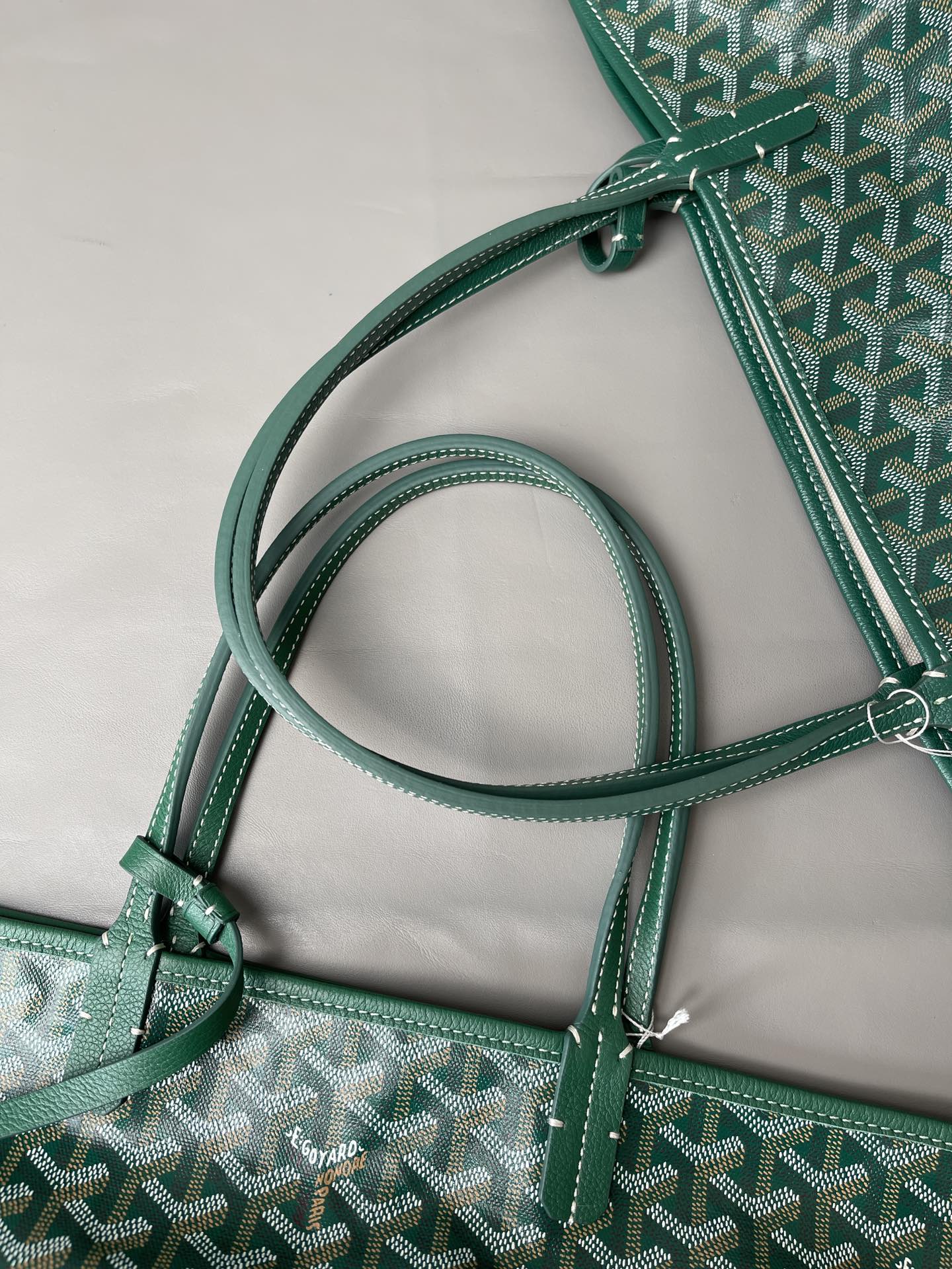 P 大号500 中号480 狗牙经典购物袋 
绿色大/中

大号 底40x16 高33
中号 底35x16 高27
包装】防尘袋 说明书

柜子基础色大号13690，中号8470 ，彩色+++。

专为深爱’狗牙’人群打造，懂货的毫不犹豫就入手。看图细节，每款每色烙印正确编码，跟版一针一线，绝不马虎！

面料技术再次升级。高密天然雨露棉布，环保技术不漂白，保留自然胚布原色，私家跟版研制的印刷技术，采用进口环保颜料。手感、颜色与柜子几乎没有差别。面料方面O例反应变色、掉色、味道刺鼻、热粘手、冷开裂等问题。老客户回购率百分百。

⚠️不影响二次销售的情况下
七天内可以无理由退换 运费自理