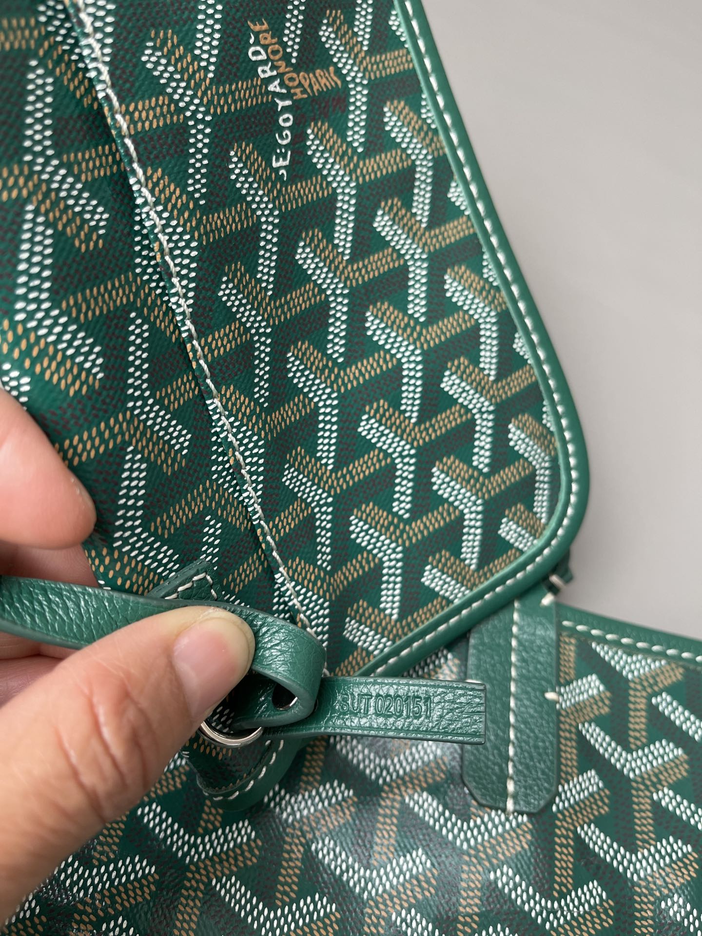 P 大号500 中号480 狗牙经典购物袋 
绿色大/中

大号 底40x16 高33
中号 底35x16 高27
包装】防尘袋 说明书

柜子基础色大号13690，中号8470 ，彩色+++。

专为深爱’狗牙’人群打造，懂货的毫不犹豫就入手。看图细节，每款每色烙印正确编码，跟版一针一线，绝不马虎！

面料技术再次升级。高密天然雨露棉布，环保技术不漂白，保留自然胚布原色，私家跟版研制的印刷技术，采用进口环保颜料。手感、颜色与柜子几乎没有差别。面料方面O例反应变色、掉色、味道刺鼻、热粘手、冷开裂等问题。老客户回购率百分百。

⚠️不影响二次销售的情况下
七天内可以无理由退换 运费自理