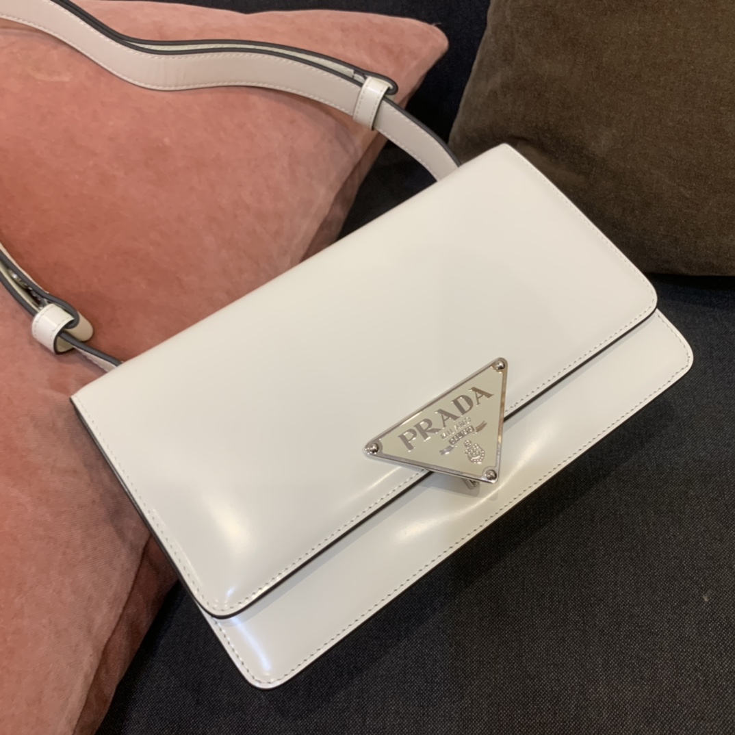 Prada's official new model 1BD321 is made of imported cowhide, with lambskin lining, unique triangle logo, long adjustable shoulder strap, can be