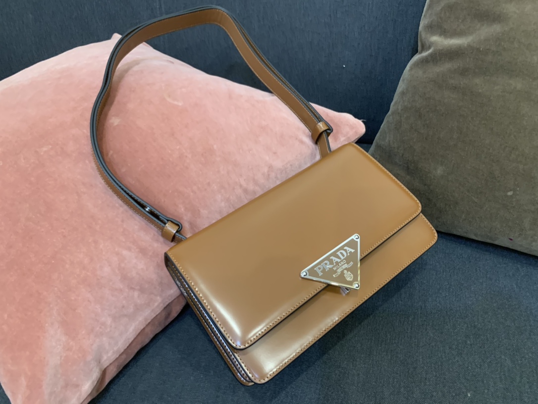 Prada's official new model 1BD321 is made of imported cowhide, with lambskin lining, unique triangle logo, long adjustable shoulder strap, can be
