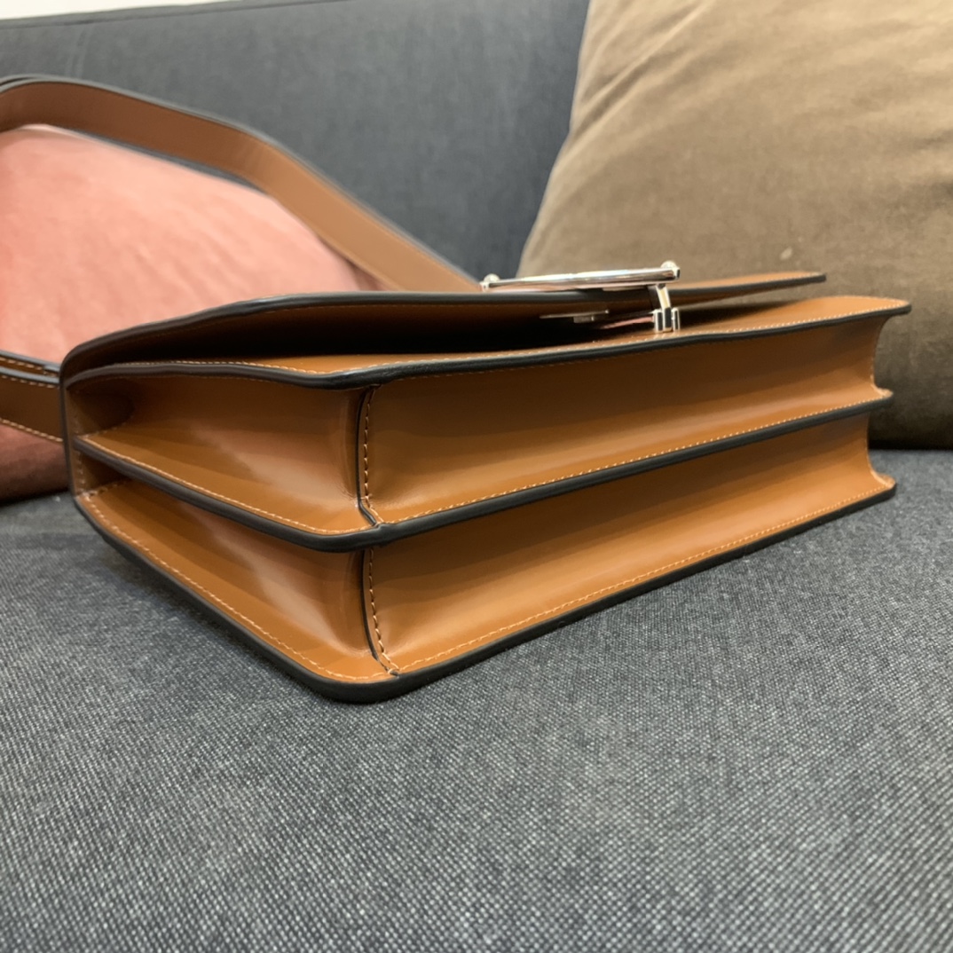 Prada's official new model 1BD321 is made of imported cowhide, with lambskin lining, unique triangle logo, long adjustable shoulder strap, can be