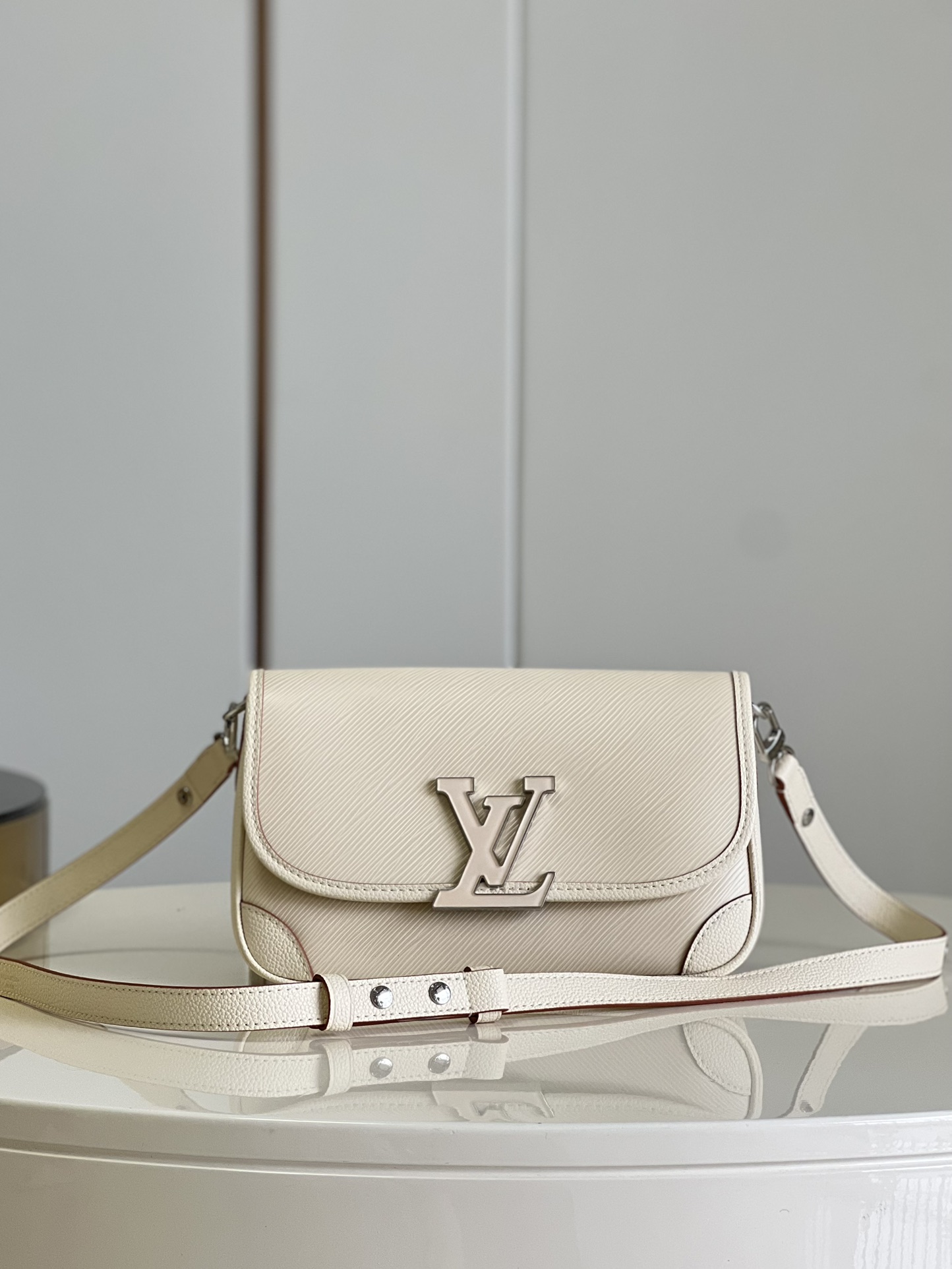 NO:398290,【Exclusive real photo M59386 milky white】Water ripple series M59459 BUCI handbag This Buci handbag is made of iconic Epi leather, with smooth leather outlined corners and lining materials, creating a classic soft outline. The resin LV logo exudes a modern atmosphere, and the adjustable shoulder straps are used to achieve comfortable shoulder or crossbody. Detailed features 24.5 x 15.5 x 9 cm p.780, LV [original leather], louis vuitton19860909【独家实拍M59386奶白色】水波纹系列 M59459 BUCI 手袋 本款 Buci 手袋取材标志性 Epi 皮革,以光滑皮革勾勒边角和衬料,成就经典柔和轮廓.树脂 LV 标识流露摩登气息,可调节肩带实现舒适肩背或斜挎.详细特征24.5 x 15.5 x 9 cm p.780,LV【原厂皮】,louis vuitton,Bag