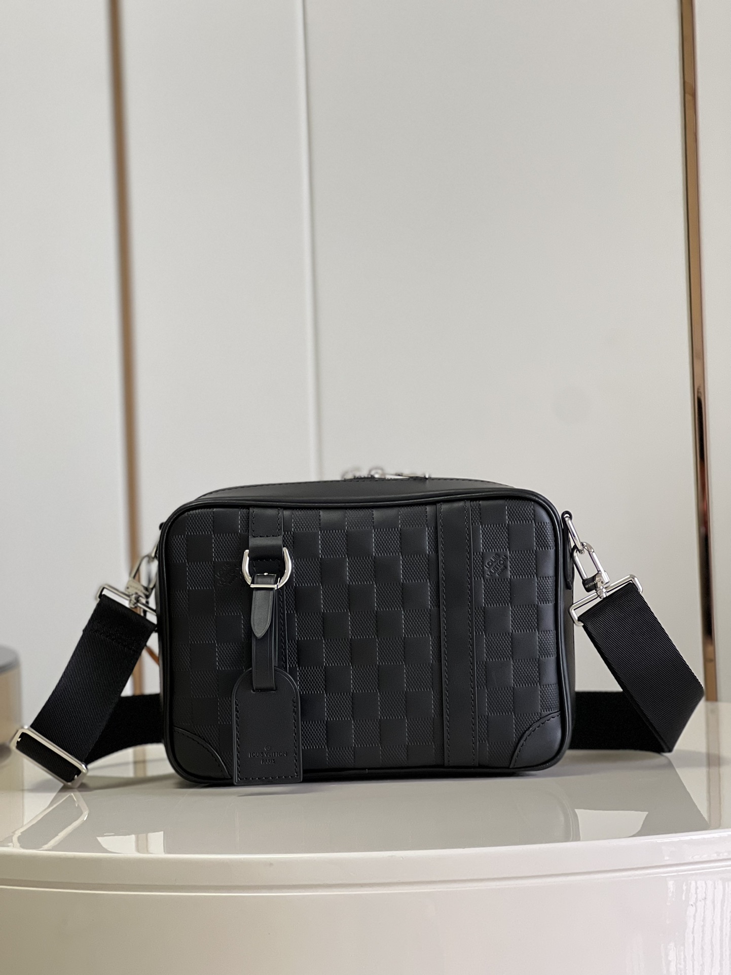 NO:398280,【Exclusive real photo N45286 full leather plating】 Men's postman bag series Sirius postman bag material Damier Infini Onyx cowhide leather, it is a slim configuration and a wide-mouth design, which is easy to pick up and hold the items in it. The removable and adjustable shoulder strap is suitable for shoulder or crossbody, and it is fixed to the D-ring leather brand to add ingenuity. Size 27.0 x 18.0 x 7.0 cm e.700, LV [original leather], louis vuitton, cowhide19860909【独家实拍N45286全皮压格】男士邮差包系列 Sirius 邮差包 取材 Damier Infini Onyx 牛皮革,为纤薄构型搭配广口设计,便于取放其中物品.可拆卸并调节的肩带适宜肩背或斜挎,固定于 D 形环的皮革名牌再添巧思.尺寸27.0 x 18.0 x 7.0 厘米 e.700,LV【原厂皮】,louis vuitton,cowhide,Bag