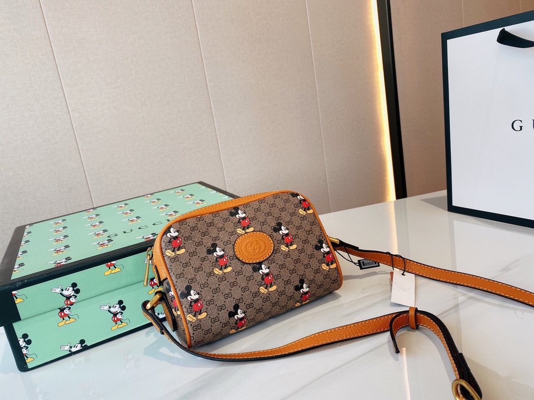 Gucci 古奇 Gucci  GG与米奇联合终于出啦  说真是超级喜欢系列 简单复古很大气  很欣慰GG家  o  搭配黄色真皮哦  超级减龄哦  尺寸：18*12cm礼盒包装