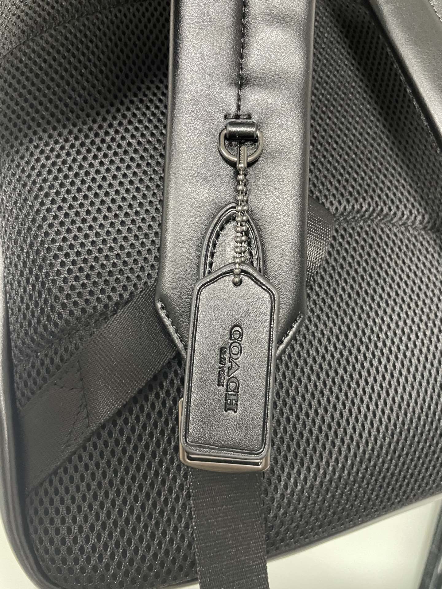 Coach Coach/蔻驰男士双肩包 67250 标志c纹pvc拼皮条纹休闲背包/旅行包 内里袋可单独装ipad 可放下笔记本电脑 背部采用了透气棉设计 潮男专属配色 出游旅行百搭实用 尺寸：34*43*13cm