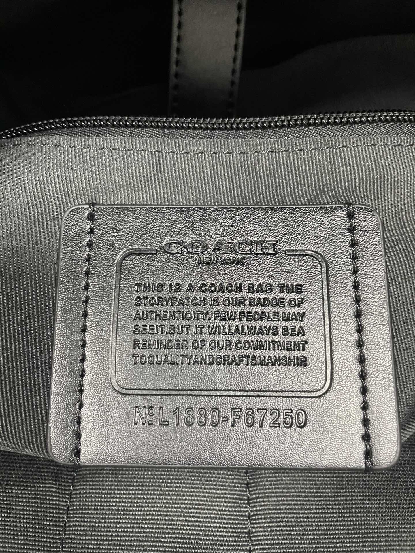 Coach Coach/蔻驰男士双肩包 67250 标志c纹pvc拼皮条纹休闲背包/旅行包 内里袋可单独装ipad 可放下笔记本电脑 背部采用了透气棉设计 潮男专属配色 出游旅行百搭实用 尺寸：34*43*13cm