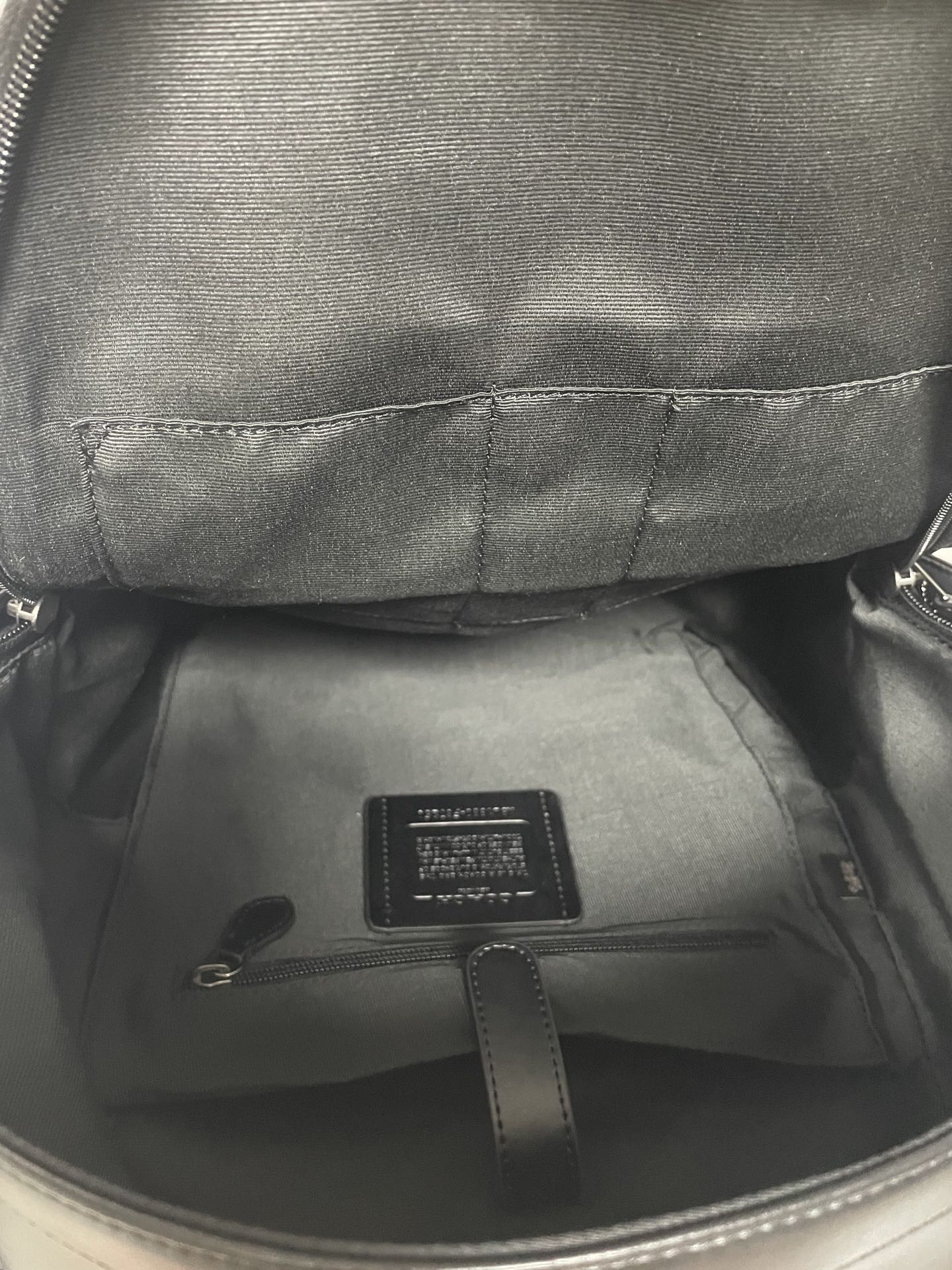 Coach Coach/蔻驰男士双肩包 67250 标志c纹pvc拼皮条纹休闲背包/旅行包 内里袋可单独装ipad 可放下笔记本电脑 背部采用了透气棉设计 潮男专属配色 出游旅行百搭实用 尺寸：34*43*13cm