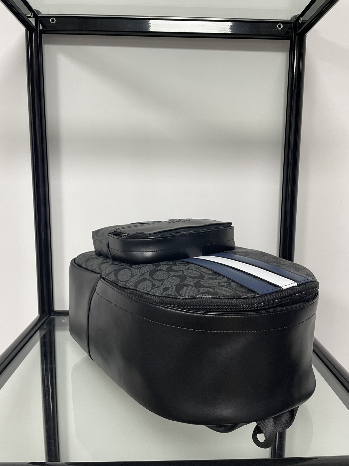 Coach Coach/蔻驰男士双肩包 67250 标志c纹pvc拼皮条纹休闲背包/旅行包 内里袋可单独装ipad 可放下笔记本电脑 背部采用了透气棉设计 潮男专属配色 出游旅行百搭实用 尺寸：34*43*13cm