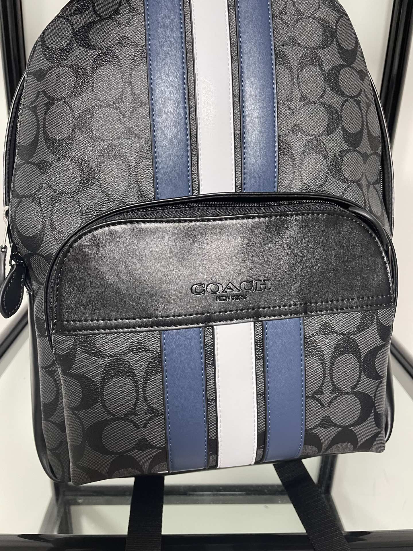 Coach Coach/蔻驰男士双肩包 67250 标志c纹pvc拼皮条纹休闲背包/旅行包 内里袋可单独装ipad 可放下笔记本电脑 背部采用了透气棉设计 潮男专属配色 出游旅行百搭实用 尺寸：34*43*13cm