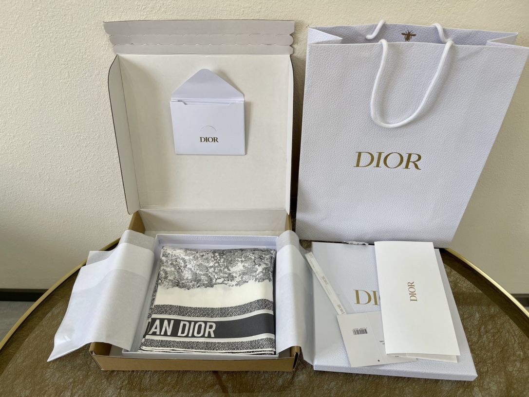Dior迪奥100%真丝新品Sauvage 茹伊印花方巾