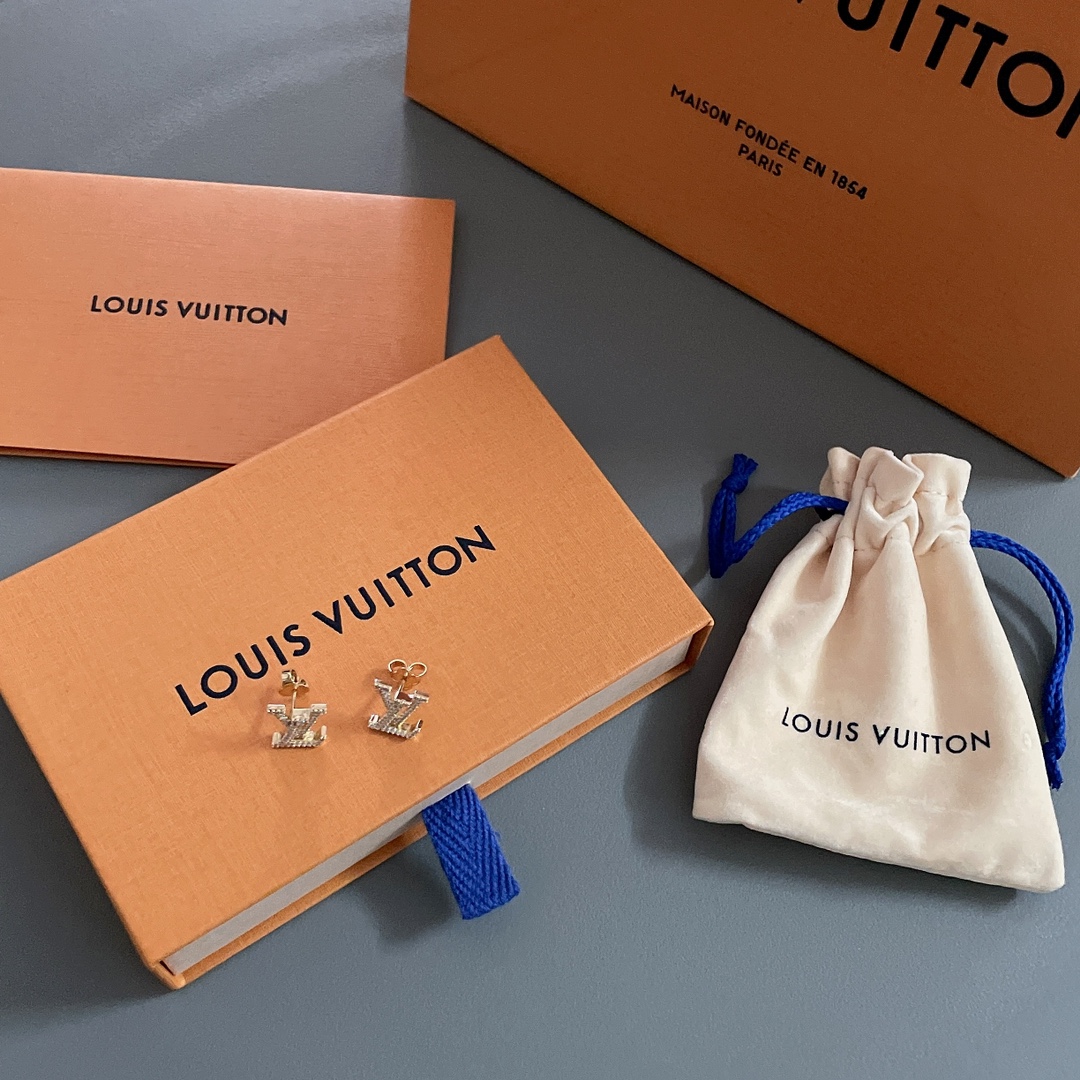 NO:631193,88160 [L Green Stud Earrings] Z, a simple and classic logo shape!  A must-have item!  The upper ear is very delicate and has a high-end look!  Very versatile and durable, the more you look at it, the more you like it!  Low-key and luxurious, just like the Vintage model, it is still elegant, an eternal classic, and a logo that never goes out of style!  ,,Cardia high-end jewelry1986090988160【L绿耳钉】Z ,一款简单又经典的Logo造型！必入单品！上耳非常精致,自带颜值的高级感！特百搭,特耐看,越看越喜欢的那种！低调又奢华,就像Vintage款一样,依旧是优雅的,是永恒的经典,永不过时的Logo！,,卡迪亚高端饰品,Jewelry