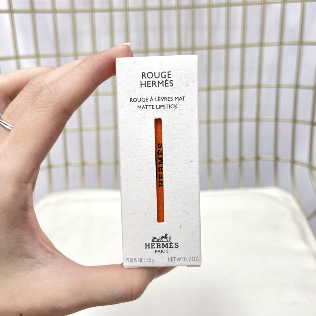 ¡Lápiz labial Hermès! Tonos: mate 33-46-48-53-64-68-85, satinado 21-33-64-75-85.