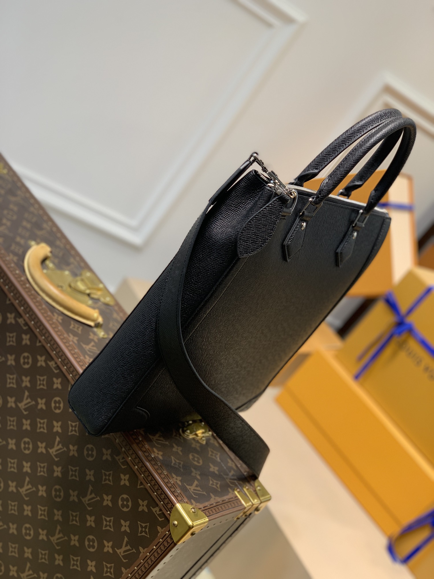 Louis Vuitton LV Vertical Tote Taïga 压纹皮革公文包 M30811