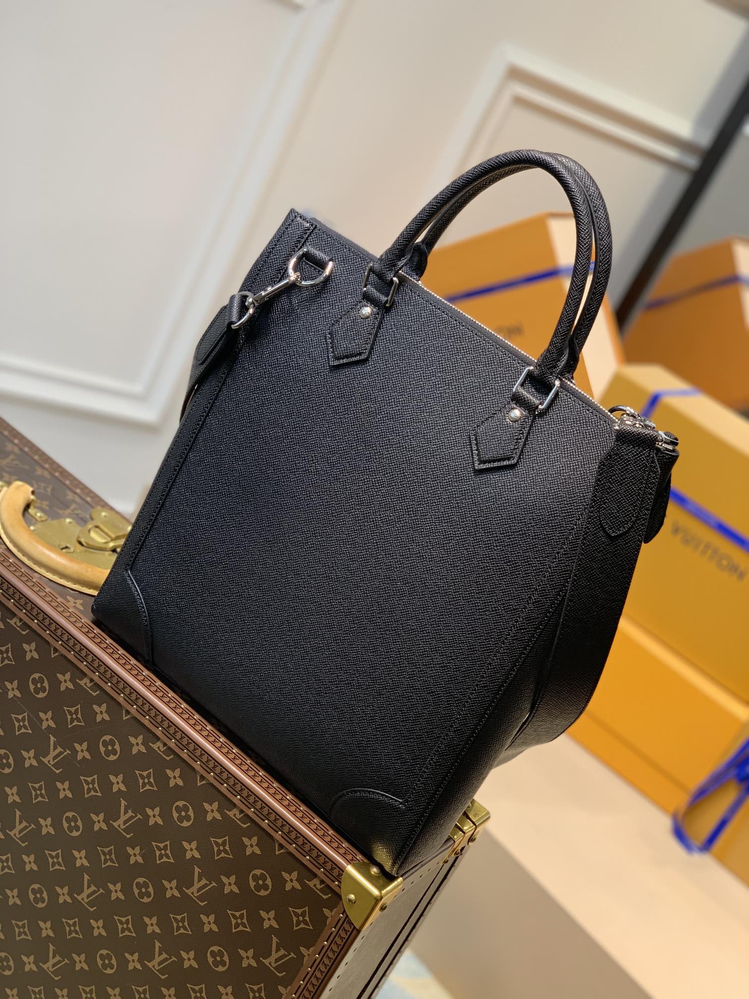 Louis Vuitton LV Vertical Tote Taïga 压纹皮革公文包 M30811