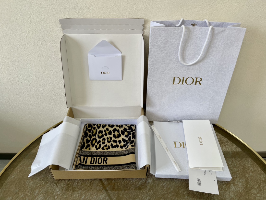 Dior迪奥灰色豹纹印花100%真丝围巾