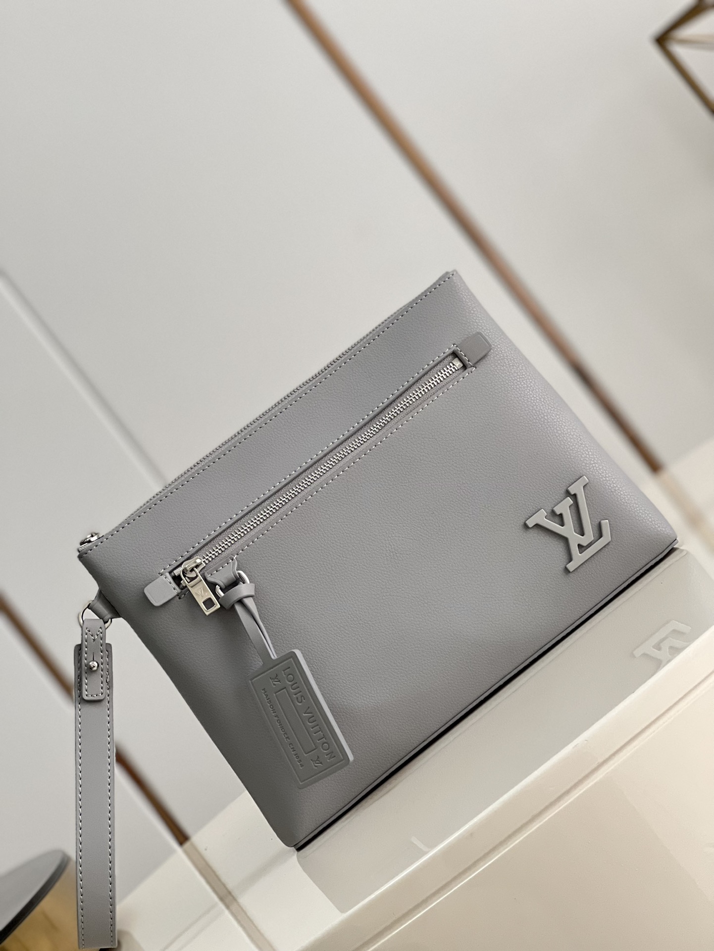 NO:398306,【Exclusive real photo M69836】Gray this iPad storage bag is made of Aerogram leather, which is as soft as an old-style aviation letterhead, and is paired with customizable labels and metal LV logos. Zipper closure and removable shoulder straps are easy to carry tablets and other small items. Detailed features 30 x 22 x 5 z.,LV [original leather],louis vuitton19860909【独家实拍M69836】灰色本款 iPad 收纳包取材 Aerogram 皮革,仿佛旧式航空信笺一般柔软,搭配可定制标签和金属 LV 标识.拉链开合和可拆卸肩带便于随身携带平板电脑和其他小物. 详细特征30 x 22 x 5 z.,LV【原厂皮】,louis vuitton,Bag