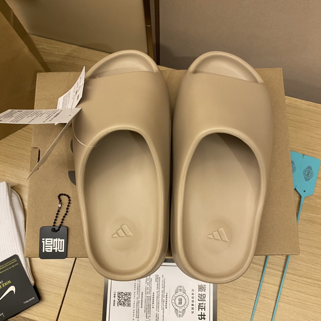 Unknown 全毒包装：扫毒卡一张 毒扣一对 手提袋 一个 配送阿迪高帮纯棉袜子一副