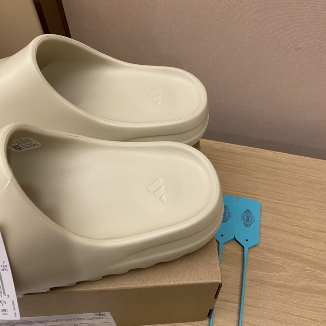 Unknown 全毒包装：扫毒卡一张 毒扣一对 手提袋 一个 配送阿迪高帮纯棉袜子一副