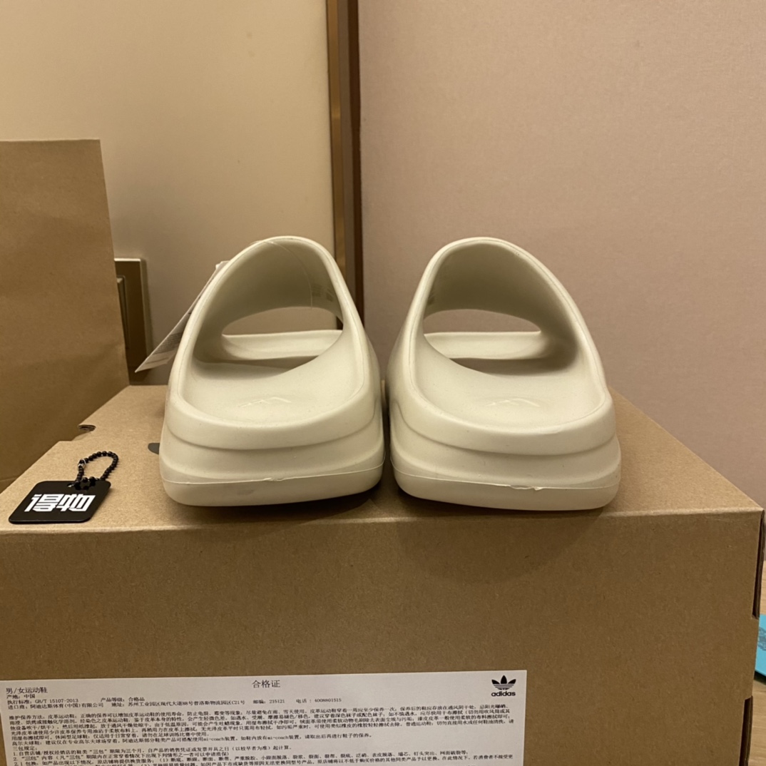 Unknown 全毒包装：扫毒卡一张 毒扣一对 手提袋 一个 配送阿迪高帮纯棉袜子一副