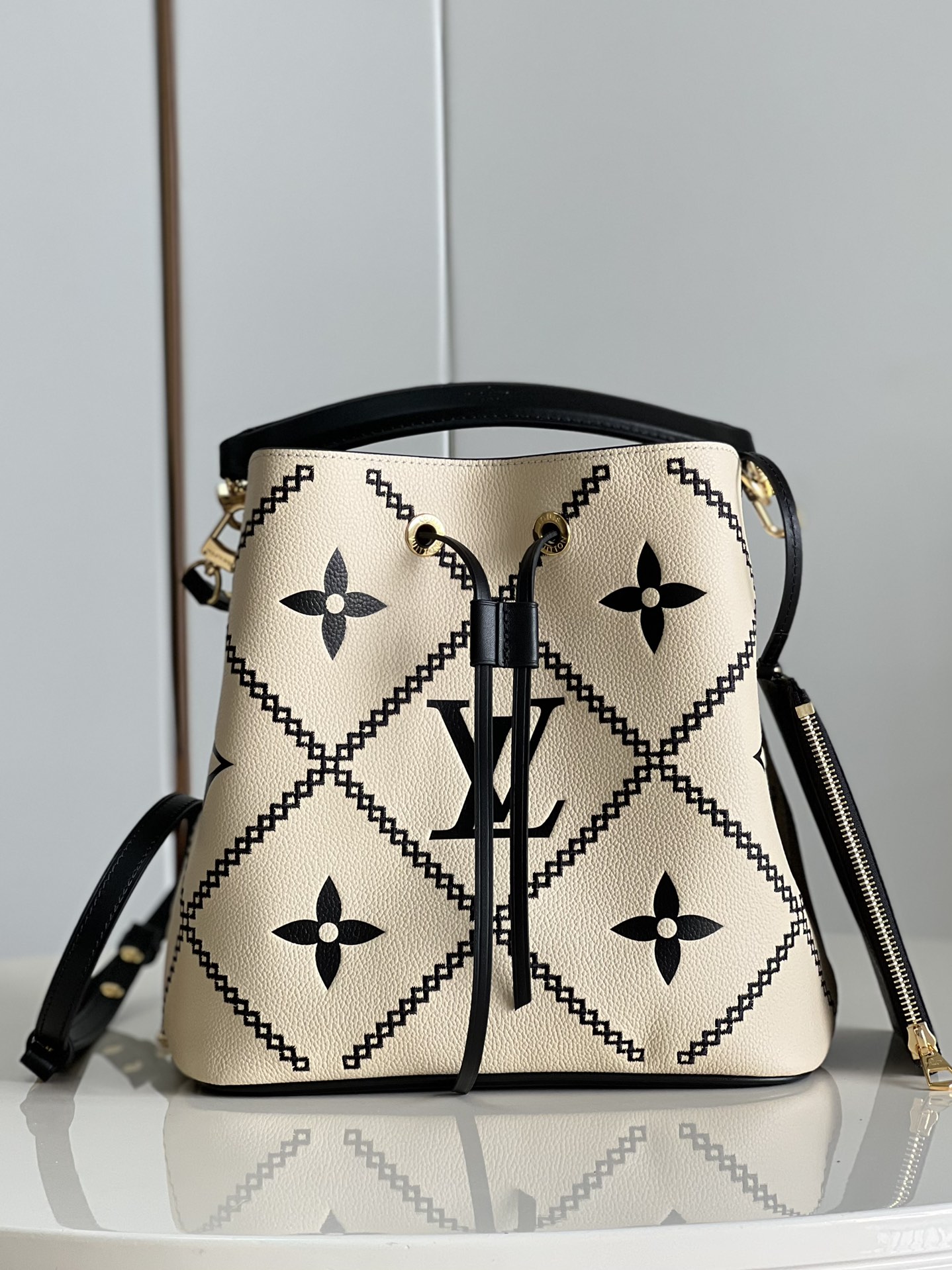 Louis Vuitton LV NeoNoe Handbags Bucket Bags Beige White M46023
