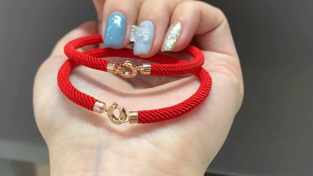 Bvlgari 宝格丽 红绳 送闺蜜 都是一样本命年～闺蜜一人一条 公司员工福利也是倍有面子