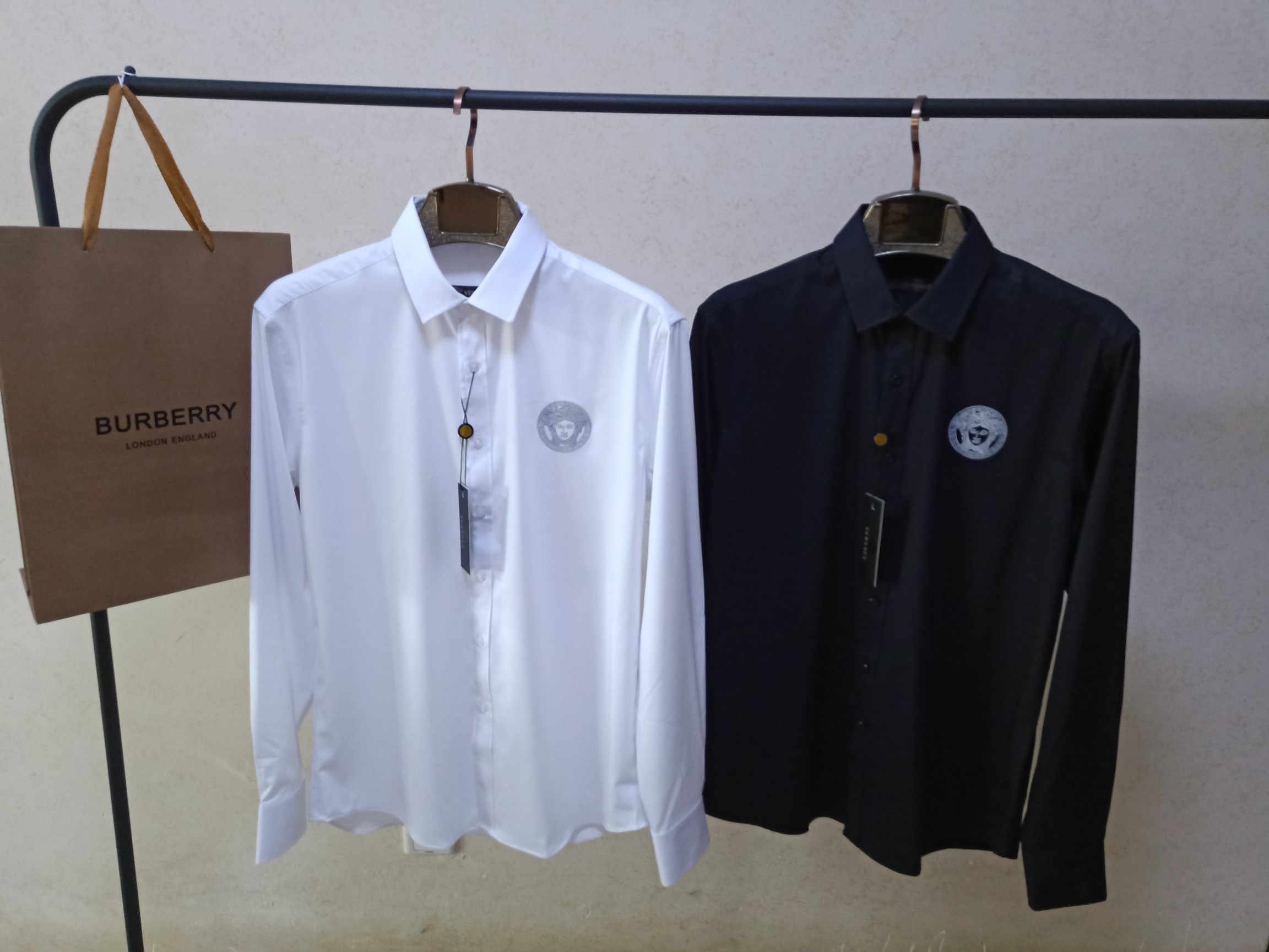 NO:128214,11 original single mercerized cotton fabric on the market, good upper body effect, real shot, comfortable texture, high-end exquisite and versatile, durable. Sell immediately, regular code, M-3XL, 110. to about 200 catties, large goods real p,,, alexander wang19860909上市11原单丝光棉面料,上身效果好,实物拍摄,质感舒适,高端精致百搭,耐穿 即转即卖,正规码数,M-3XL,110.到200斤左右穿 ,大货实p,,,alexander wang,Men's clothing