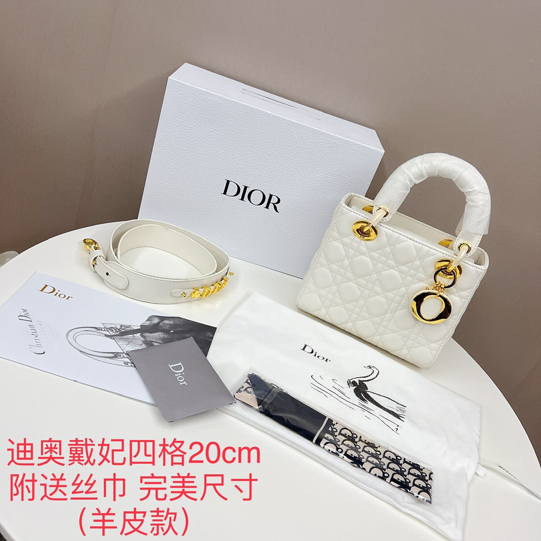 Dior迪奥戴妃四格💰300 每个女人一生中一定要有一个戴妃包. 规格:20*17*9 cm 气质优雅的戴妃包加上了可爱的徽章元素.变得又潮又可爱了.四格尺寸居中.出门的刚需一应俱全. 配合舒适的宽肩带.斜背俏皮时尚.手提又瞬间变得温柔优雅.将实用和美观结合得刚刚好.翻盖设计.取东西比拉链方便很多.