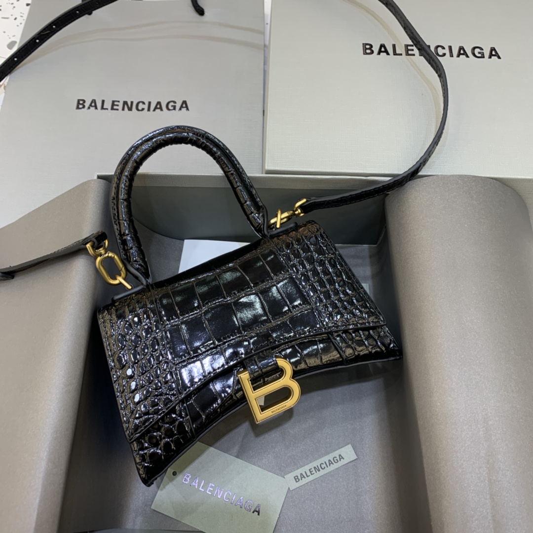 【mini号】原单Balencia巴黎家，本季重磅【鳄鱼黑配金扣】沙漏包，独特的标志性弧线形状造型极具辨识度，一眼就让人眼前一亮呀超炫酷，外观呈现一轮半月状上坠一个金属B形拉环牛皮质感也非常感人非常有腔调，日用品还是精挑细选百搭又潮流，今年这款巴黎世家沙漏包一定会火的一塌糊涂，优雅精致又个性，一眼就让人眼前一亮，不想被人注意到都难啊，手拎斜挎都好看到爆。绝对是女神们的最爱，当然我也爱shi了！可盐可甜要的就是这效果。容量亲测：手机、零钱包、粉饼、口红、充电宝、钥匙、小包纸巾，统统可以轻松装入，支持验货。尺寸：--cm