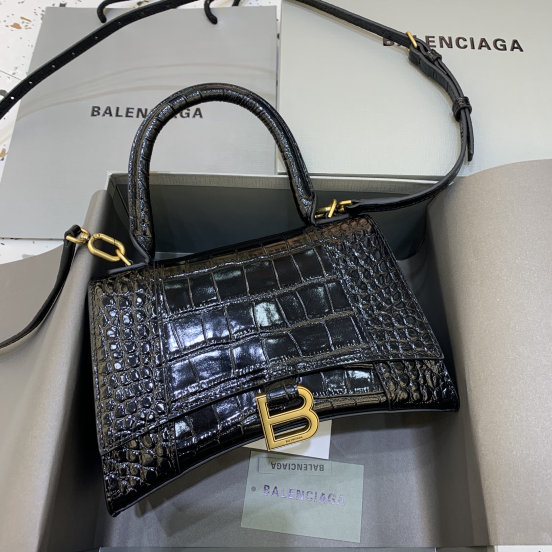 【小号】原单Balencia巴黎家，本季重磅【鳄鱼黑配金扣】沙漏包，独特的标志性弧线形状造型极具辨识度，一眼就让人眼前一亮呀超炫酷，外观呈现一轮半月状上坠一个金属B形拉环牛皮质感也非常感人非常有腔调，日用品还是精挑细选百搭又潮流，今年这款巴黎世家沙漏包一定会火的一塌糊涂，优雅精致又个性，一眼就让人眼前一亮，不想被人注意到都难啊，手拎斜挎都好看到爆。绝对是女神们的最爱，当然我也爱shi了！可盐可甜要的就是这效果。容量亲测：手机、零钱包、粉饼、口红、充电宝、钥匙、小包纸巾，统统可以轻松装入，支持验货。尺寸：--cm