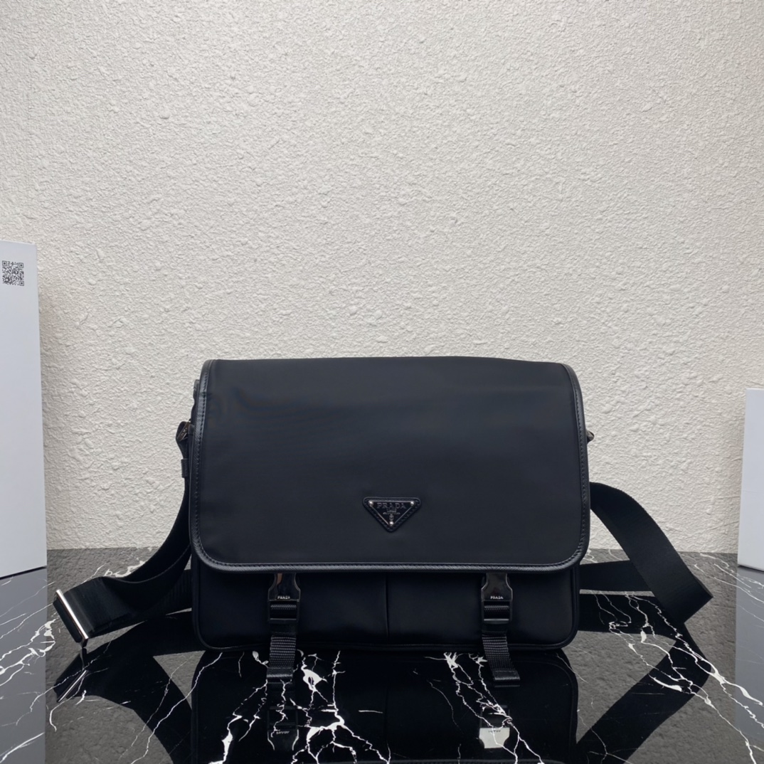 【Top original】🎉Nuevo bolso bandolera para hombre 2VD768 llegó 🎉 Este bolso de nailon con solapa está adornado con el …