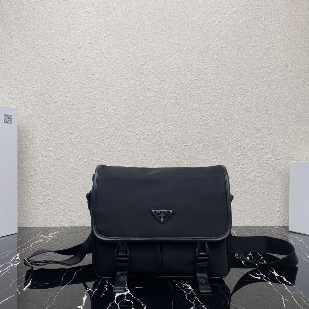 【Top original】🎉Nuevo bolso mensajero 2VD769 llegó 🎉👍👍 Este bolso de nailon con solapa está adornado con el clásico …